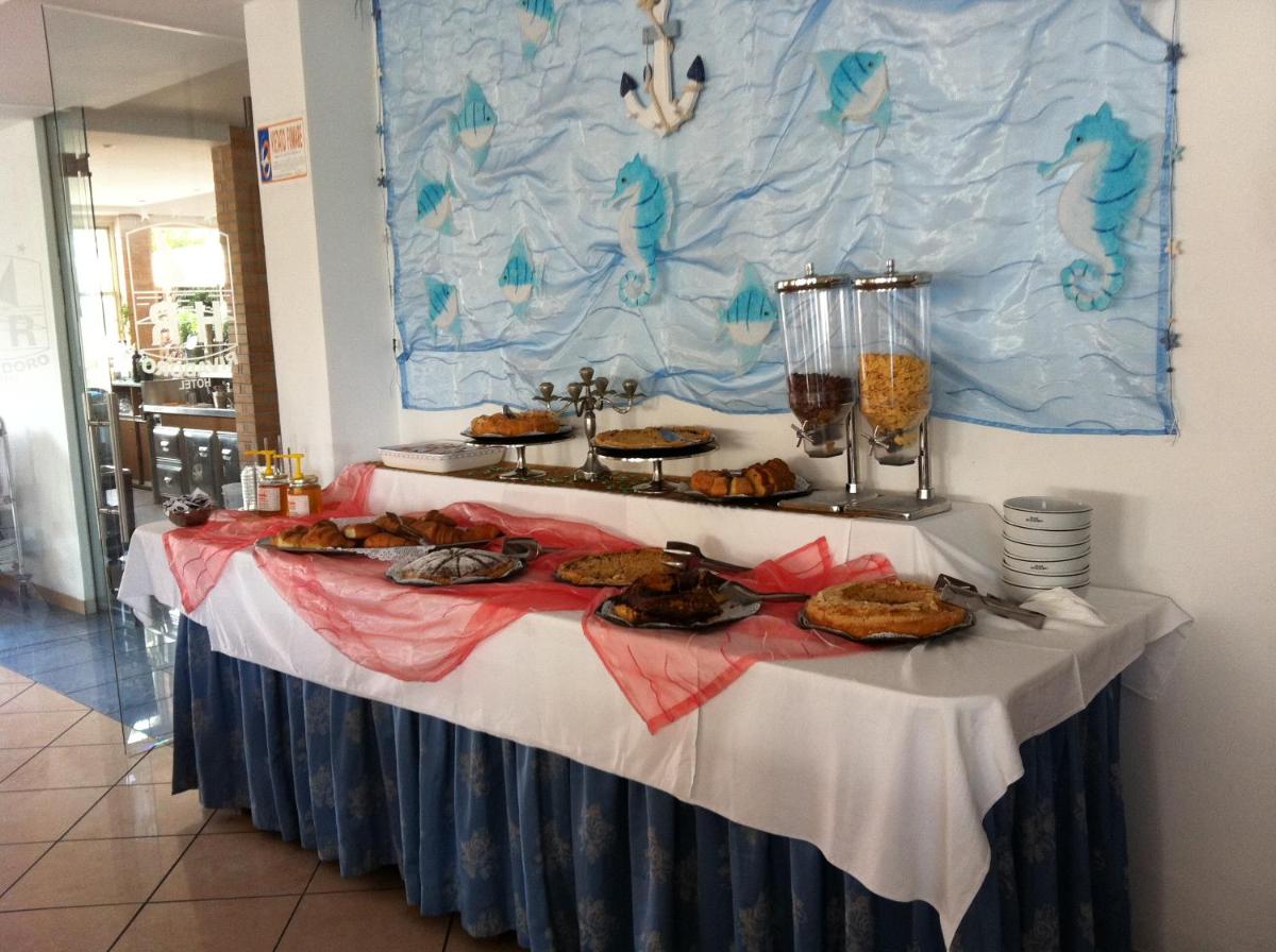 Hotel Rivadoro-Spiaggia ombrellone e lettini-Piscina-Parcheggio