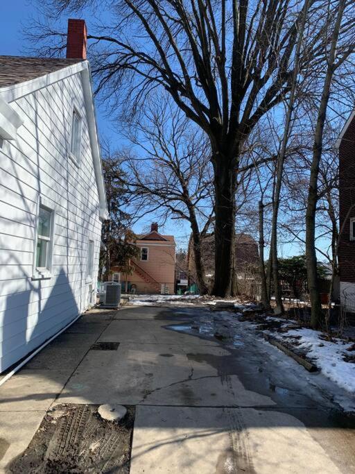 Updated & Comfy Bungalow with Parking Easy Access view 2