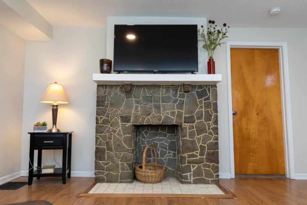 Updated & Comfy Bungalow with Parking Easy Access view 5