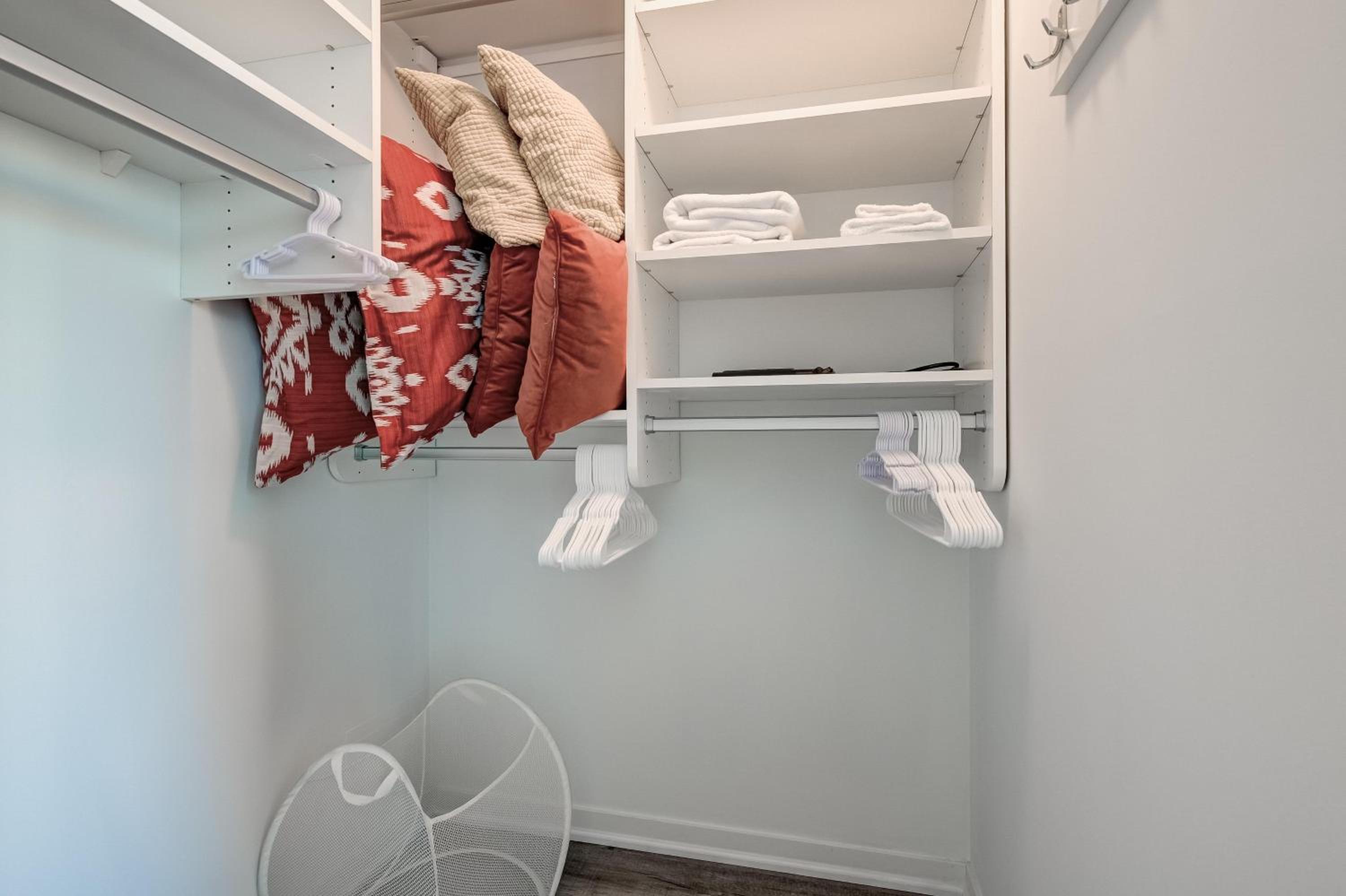 Spacious LUX 2BD Downtown Toronto with Parking!