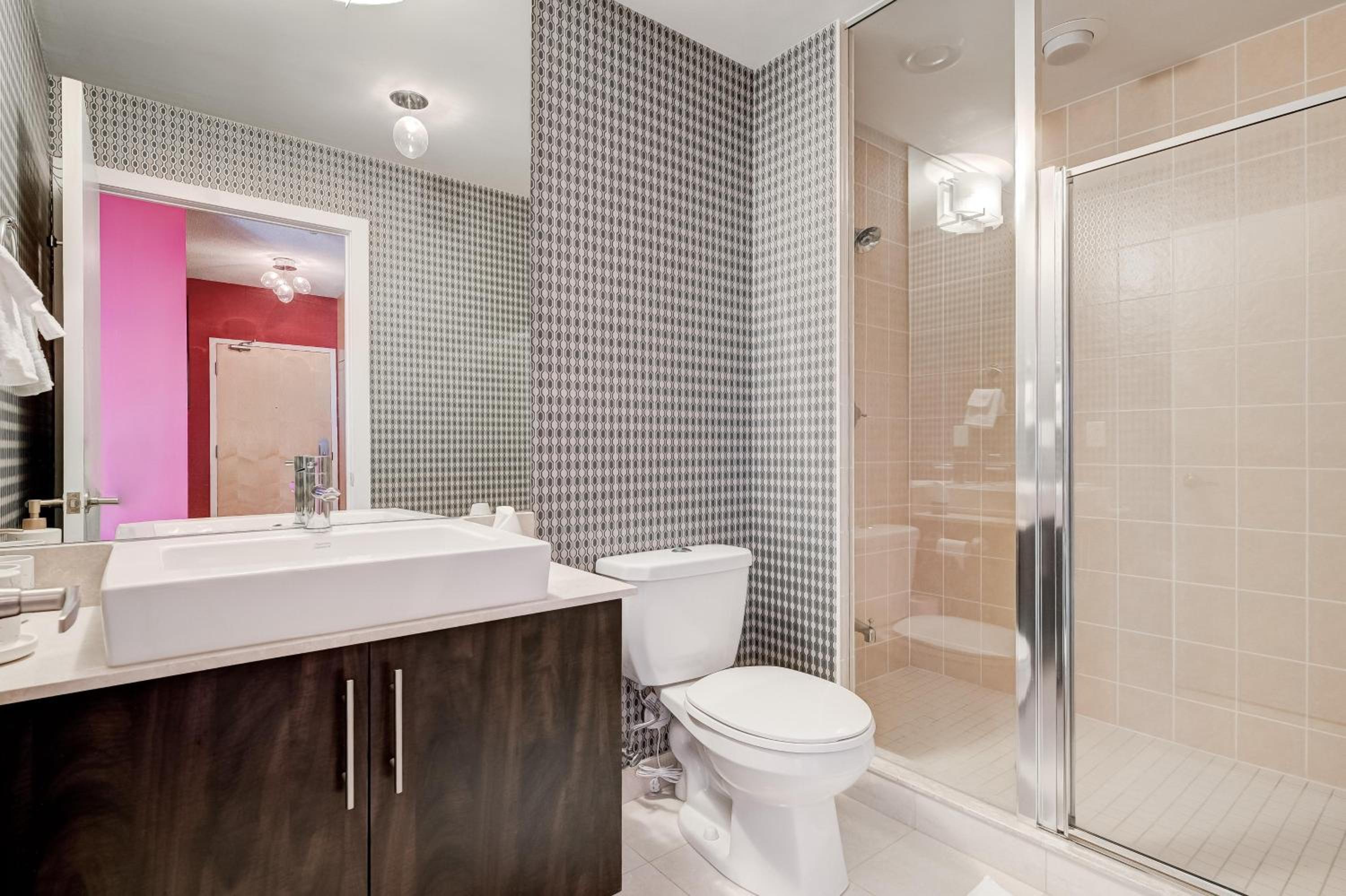 Spacious LUX 2BD Downtown Toronto with Parking!