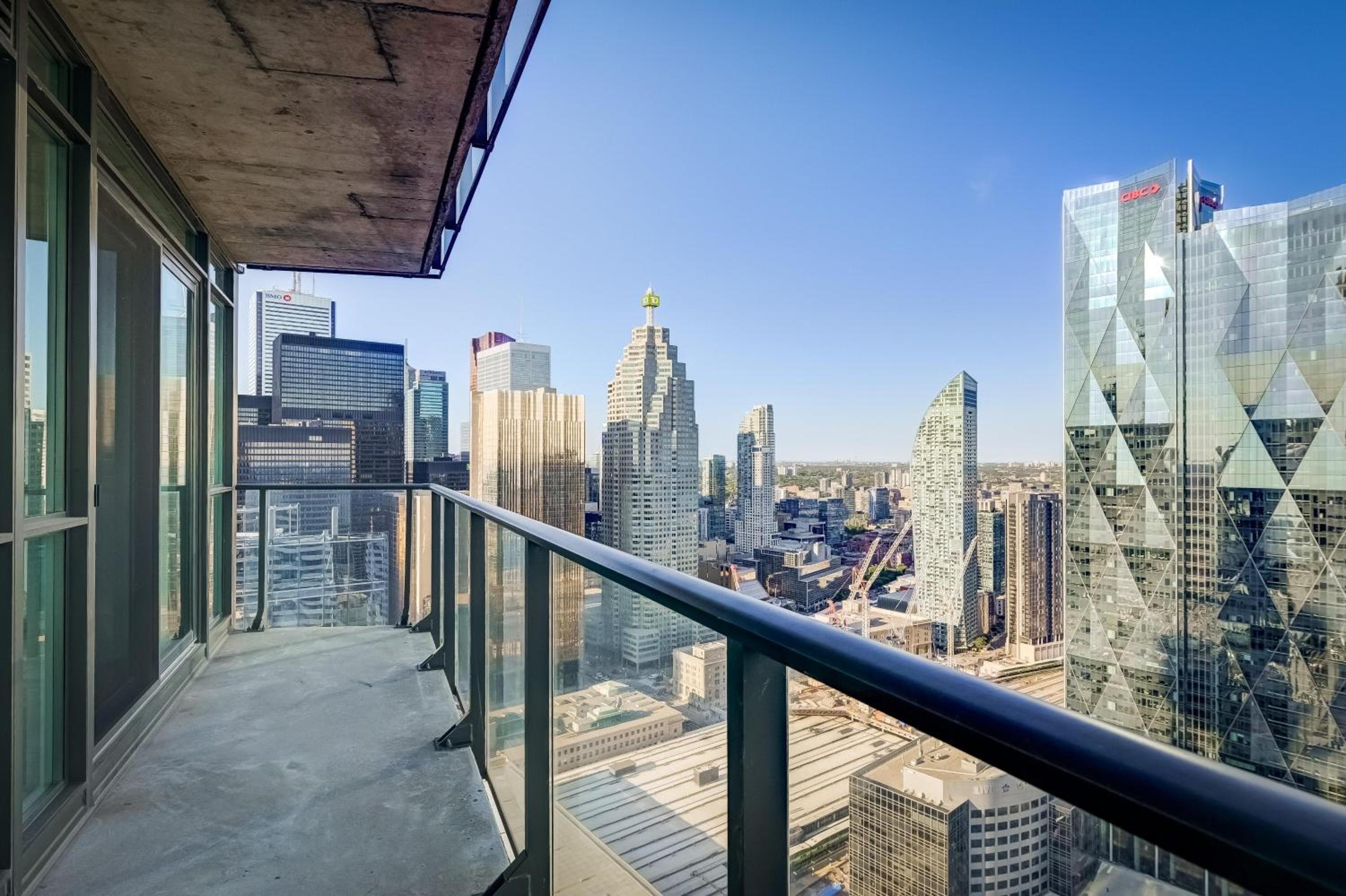 Spacious LUX 2BD Downtown Toronto with Parking!