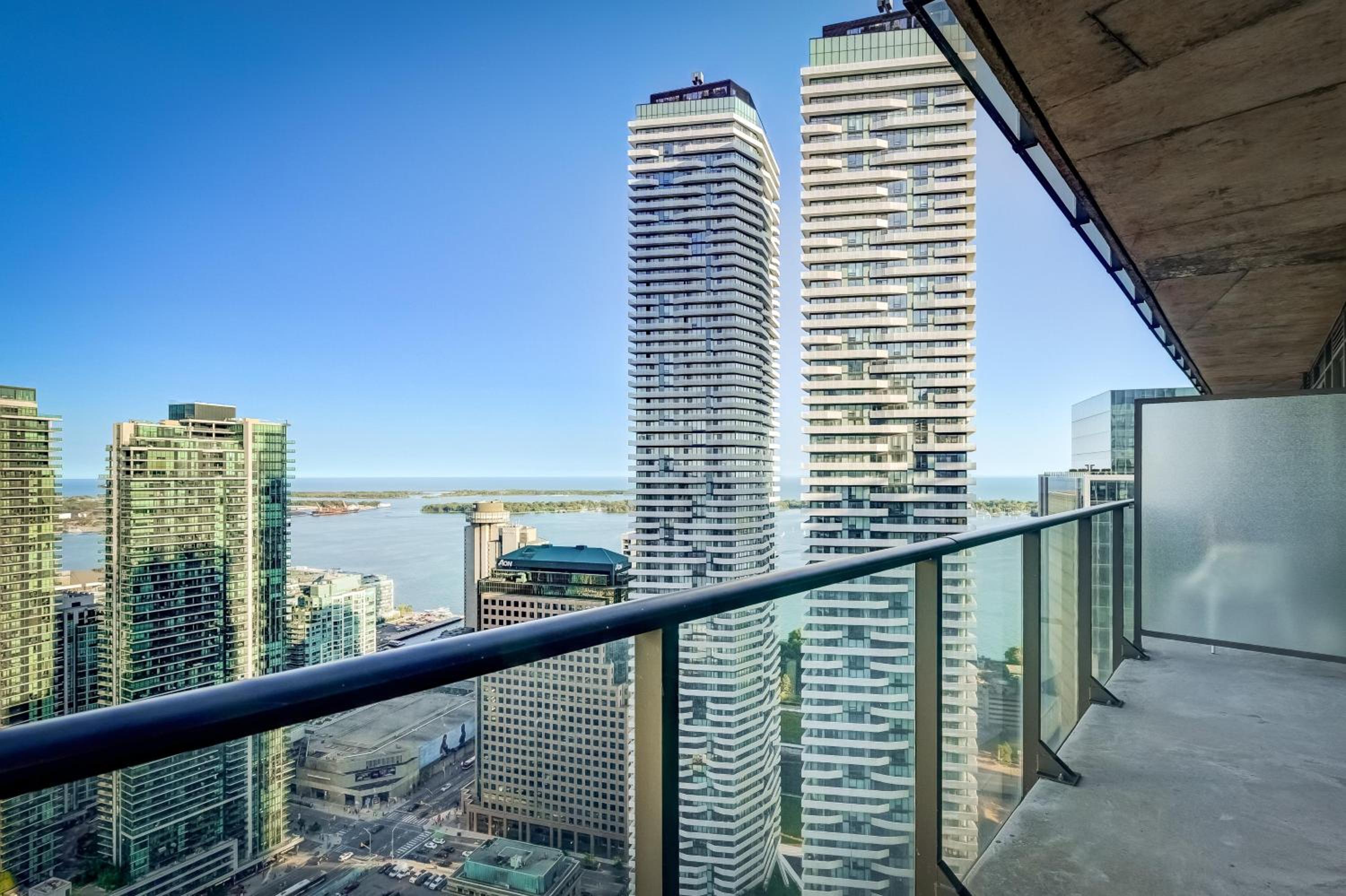 Spacious LUX 2BD Downtown Toronto with Parking!