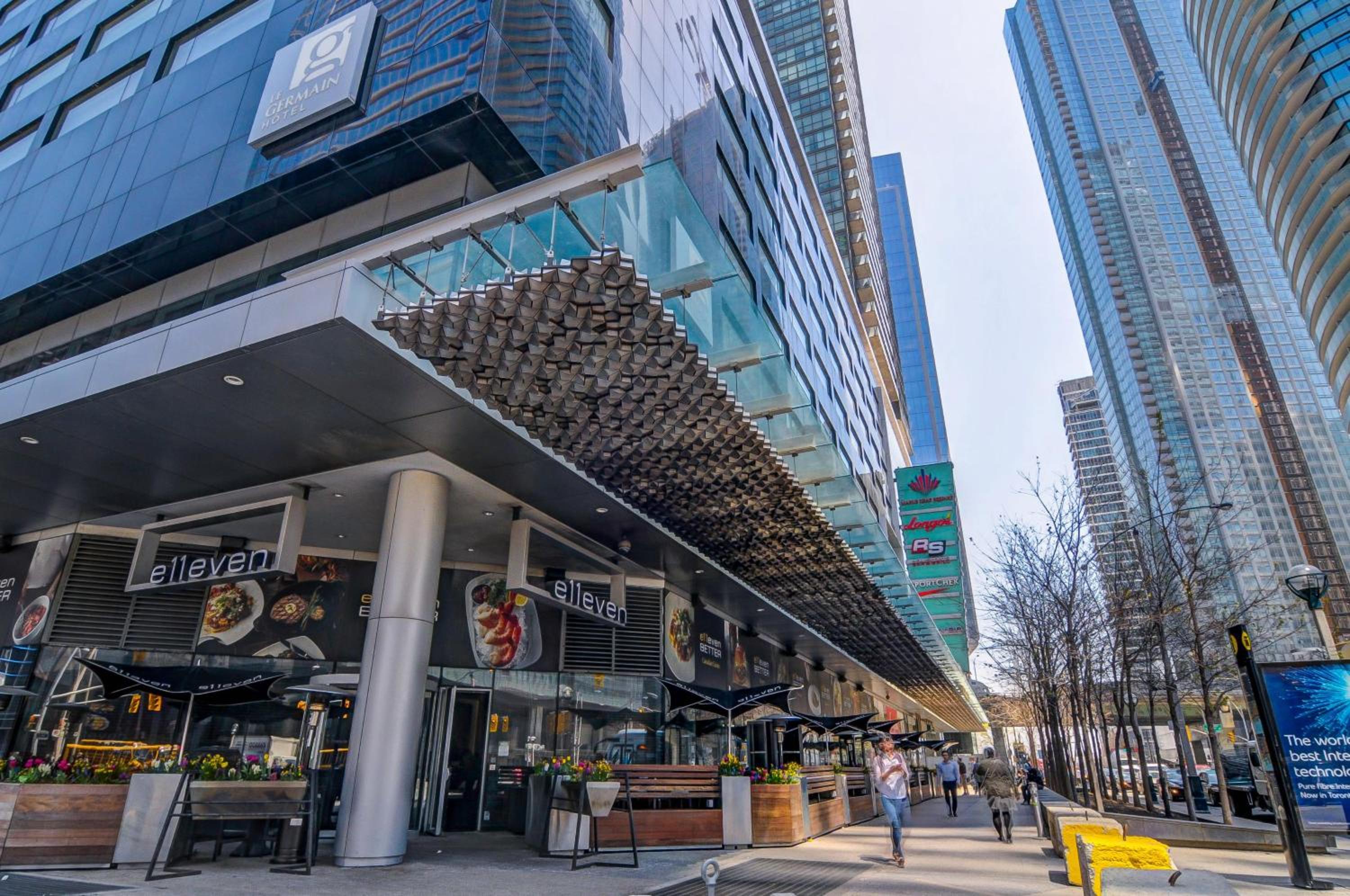 Spacious LUX 2BD Downtown Toronto with Parking!