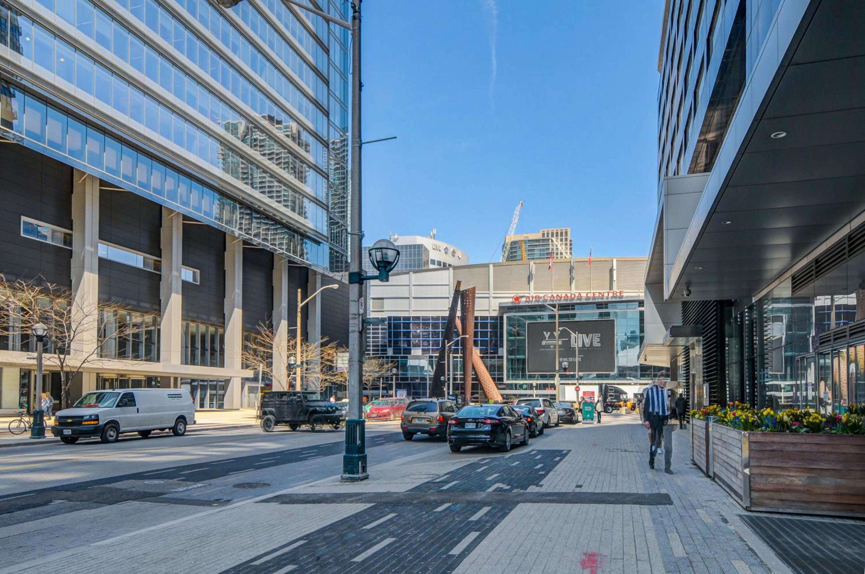 Spacious LUX 2BD Downtown Toronto with Parking!