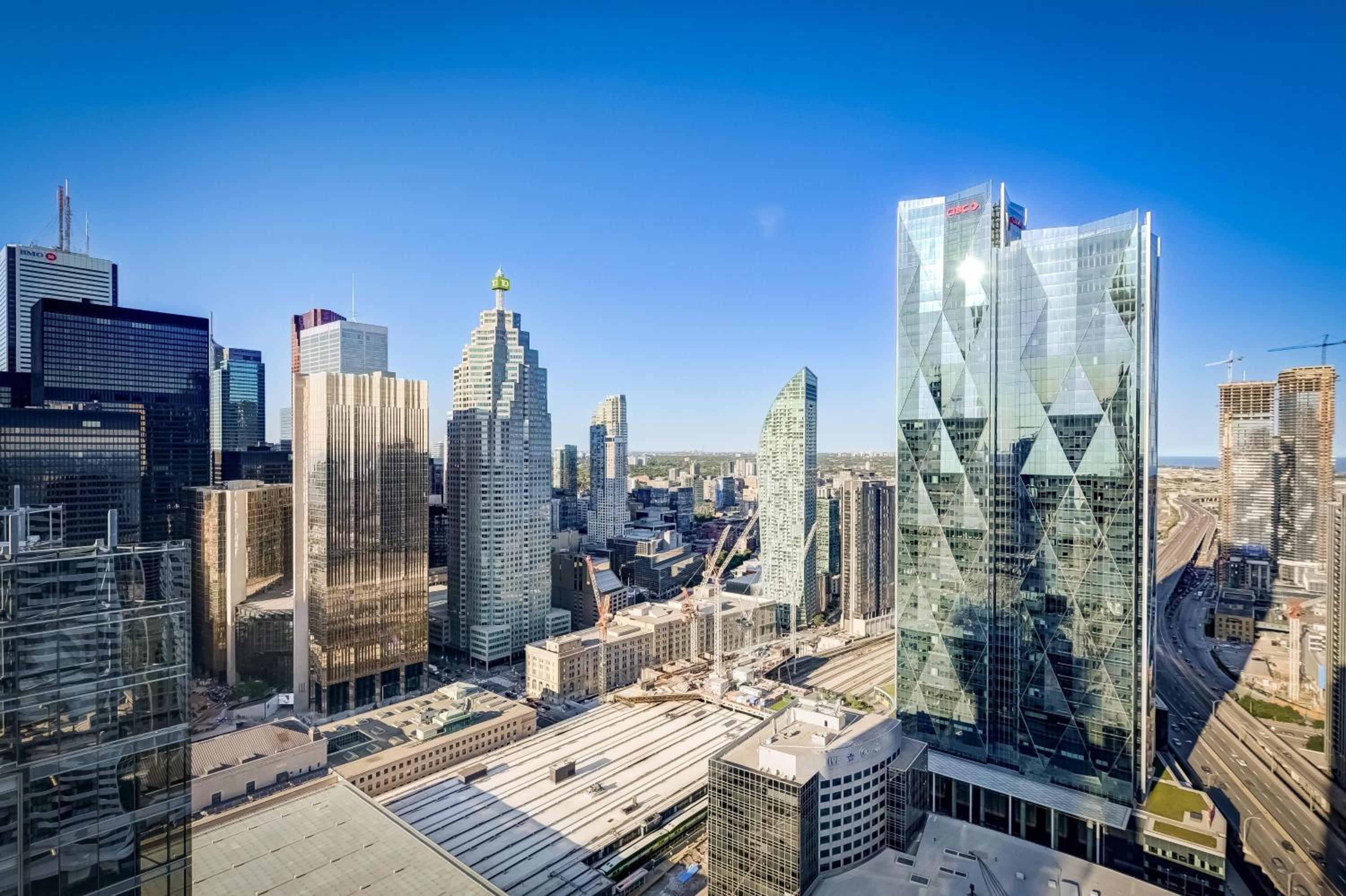 Spacious LUX 2BD Downtown Toronto with Parking!