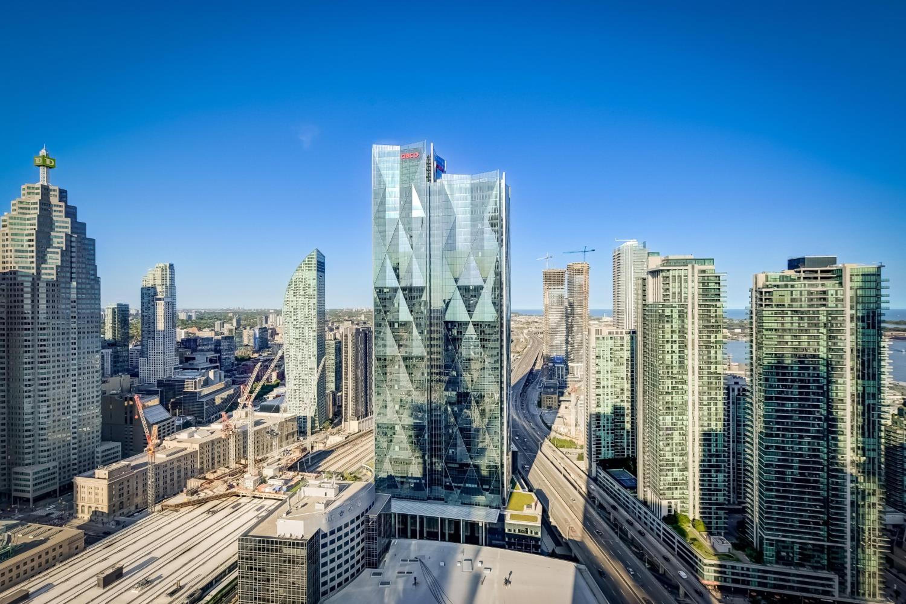 Spacious LUX 2BD Downtown Toronto with Parking!