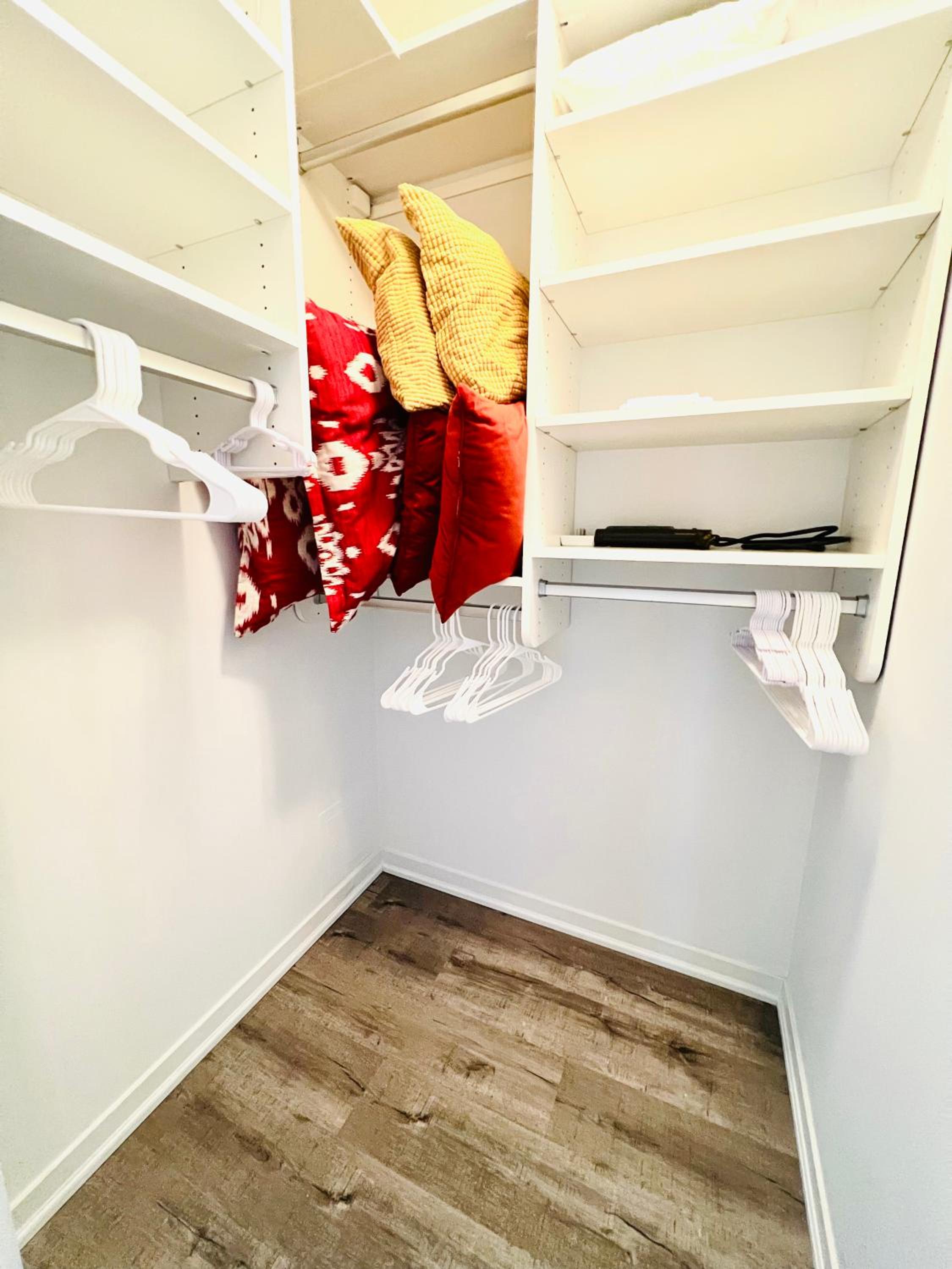 Spacious LUX 2BD Downtown Toronto with Parking!