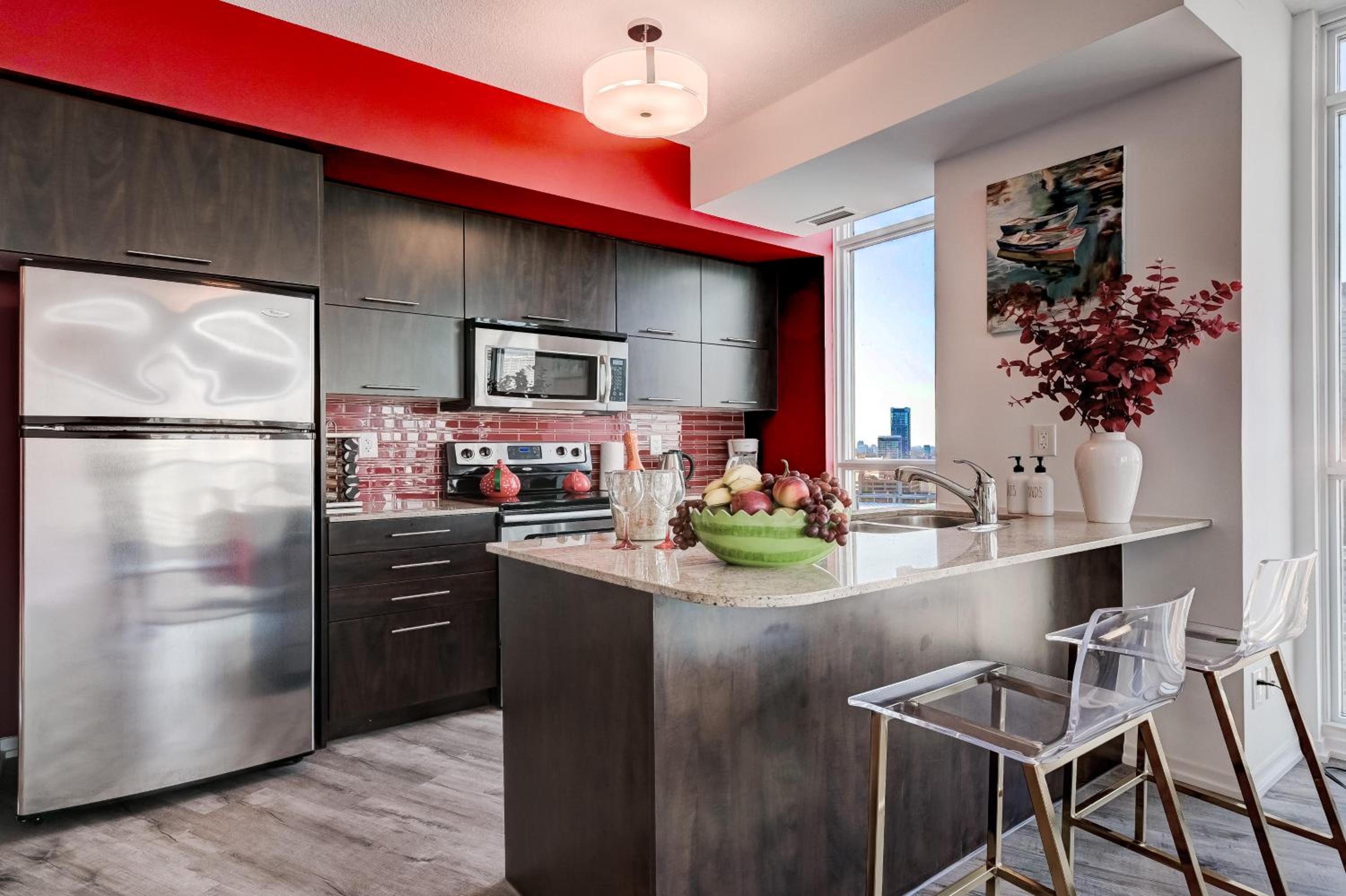 Spacious LUX 2BD Downtown Toronto with Parking!