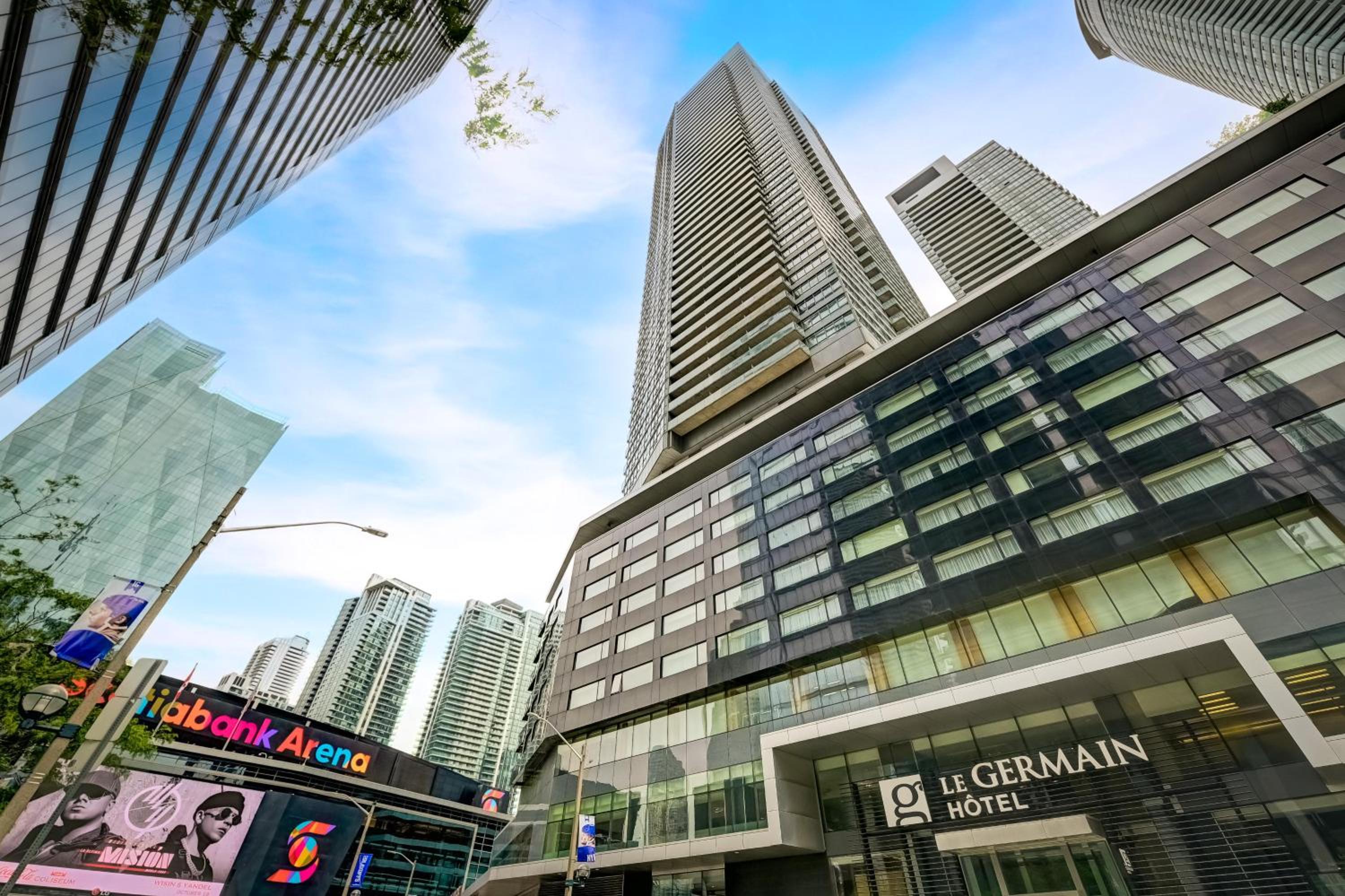 Spacious LUX 2BD Downtown Toronto with Parking!