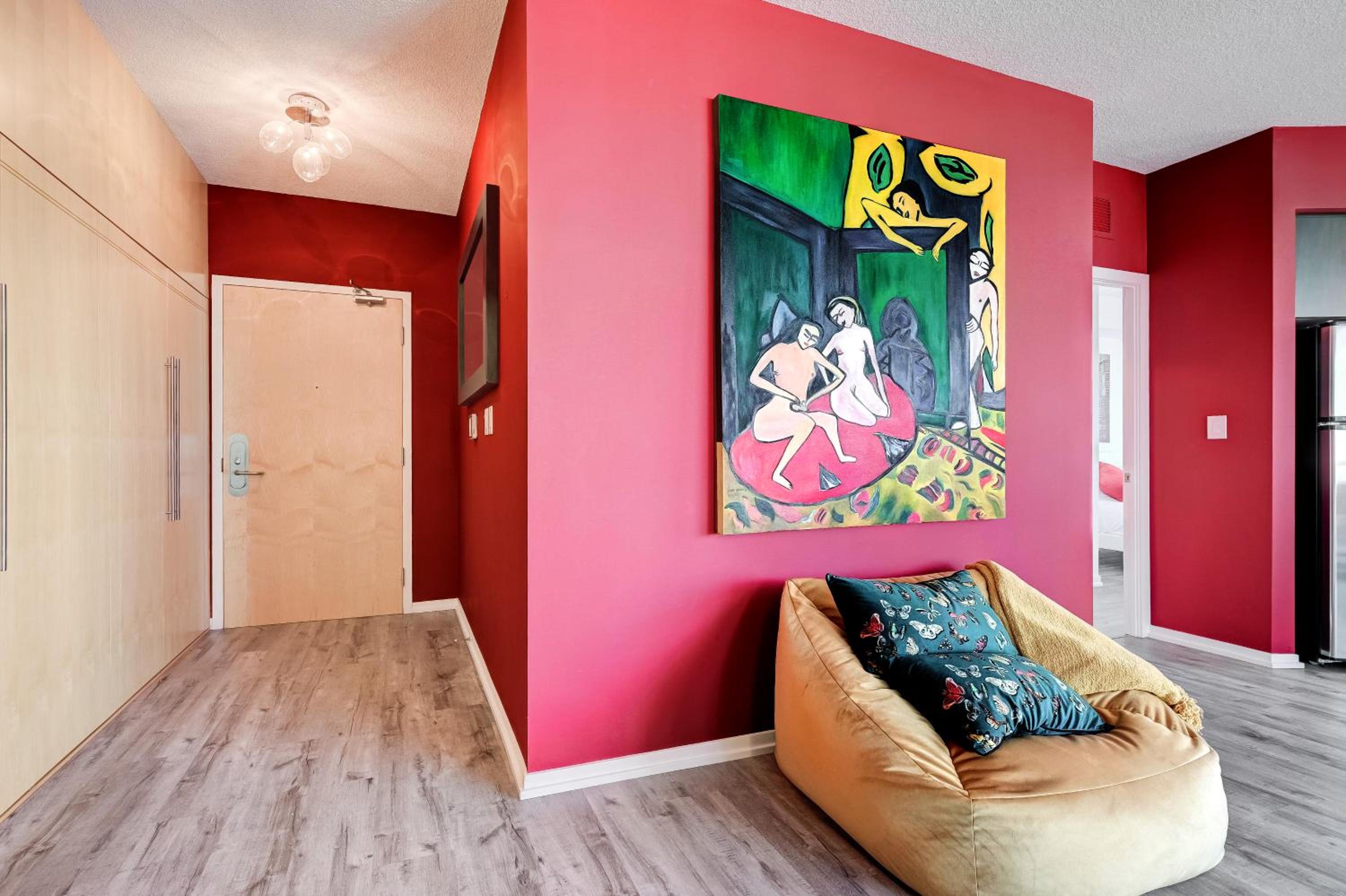 Spacious LUX 2BD Downtown Toronto with Parking!