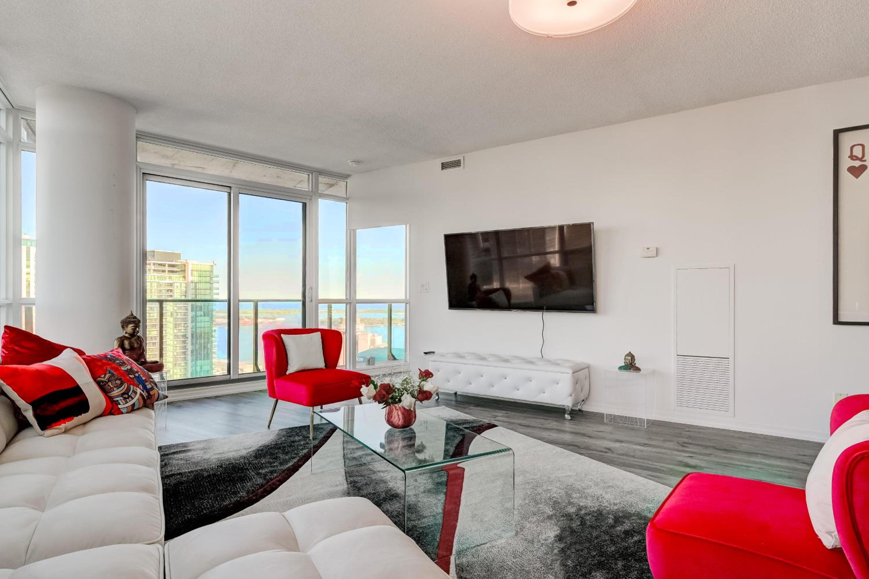Spacious LUX 2BD Downtown Toronto with Parking!