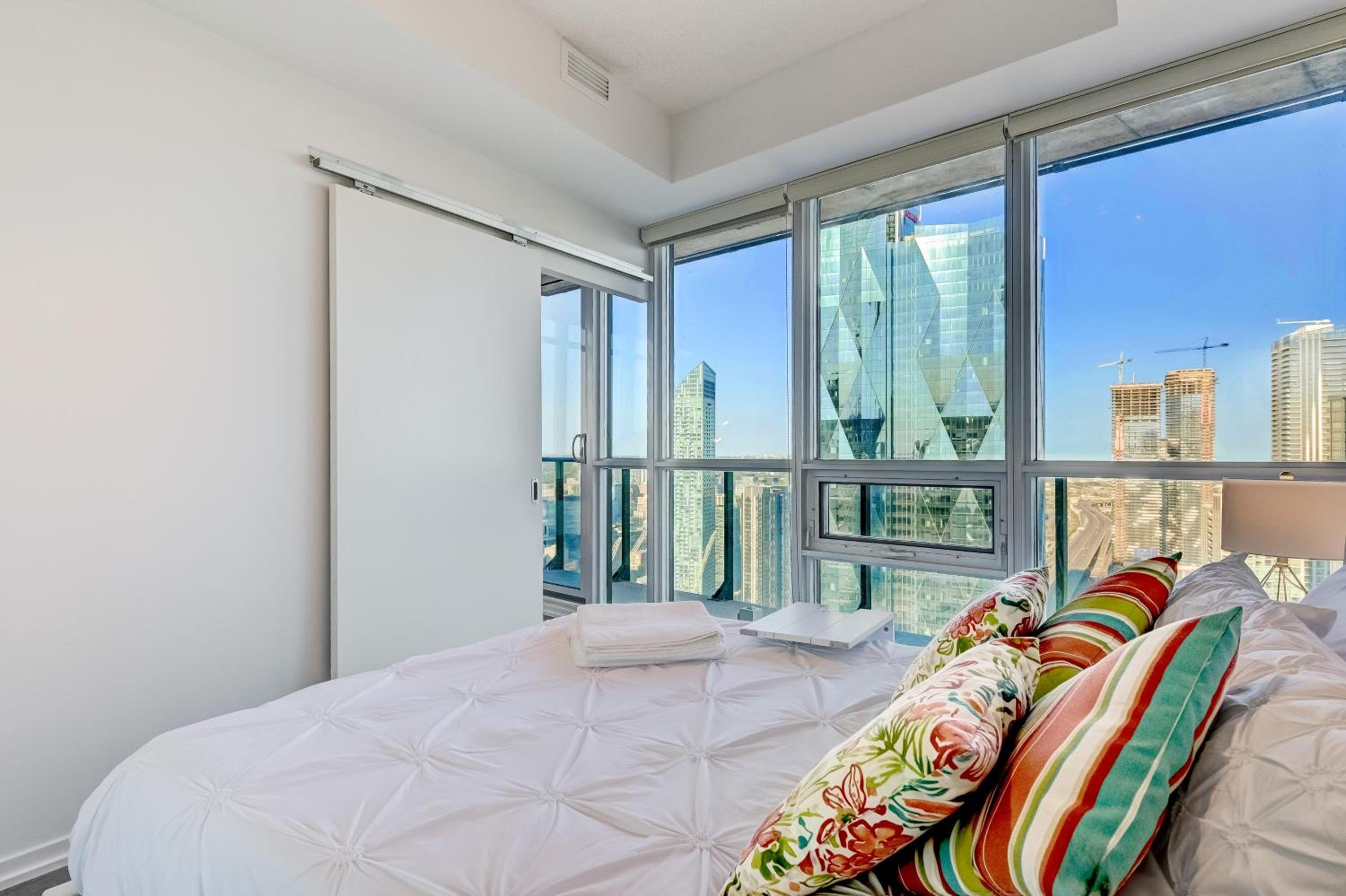 Spacious LUX 2BD Downtown Toronto with Parking!
