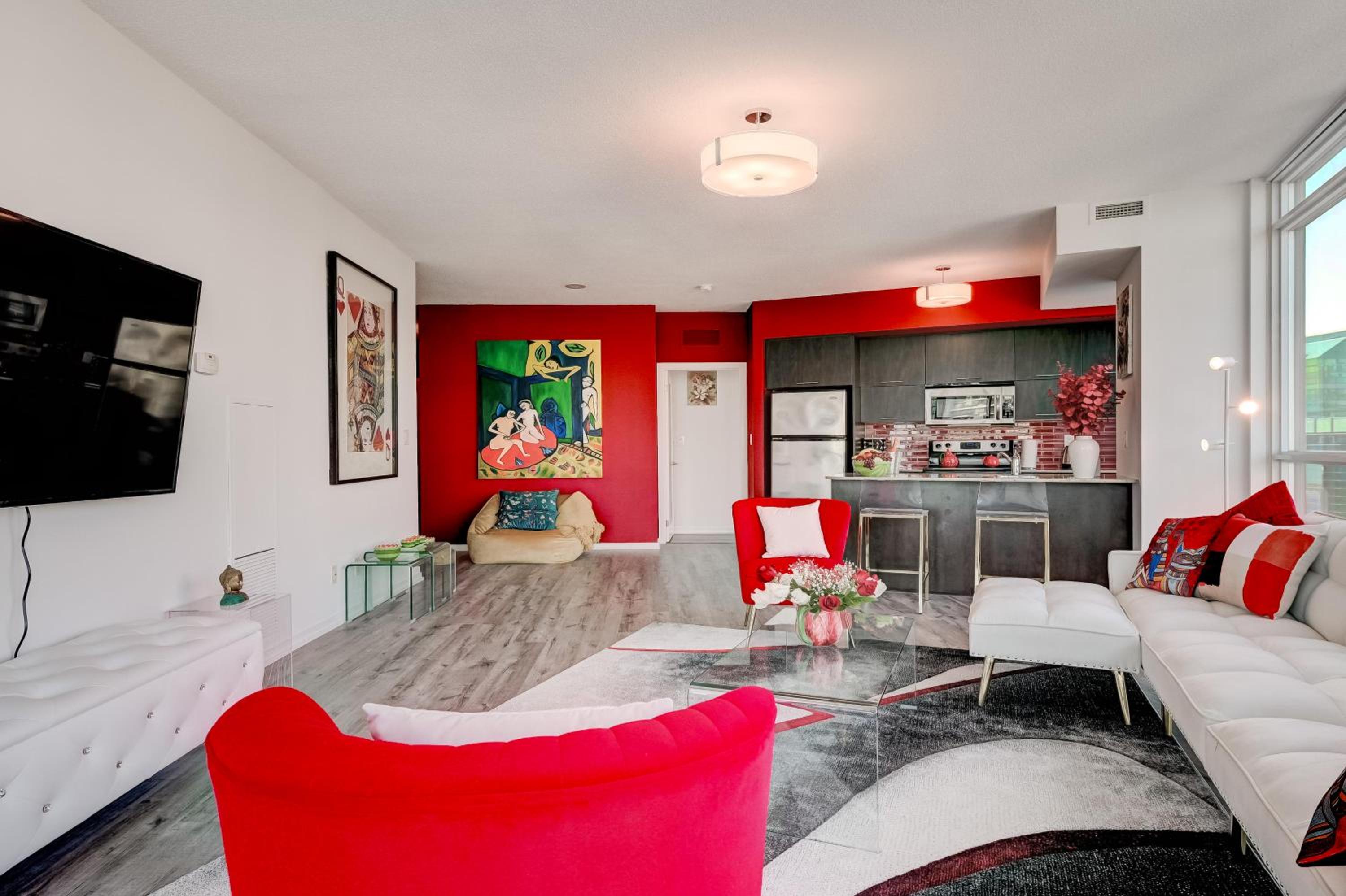 Spacious LUX 2BD Downtown Toronto with Parking!