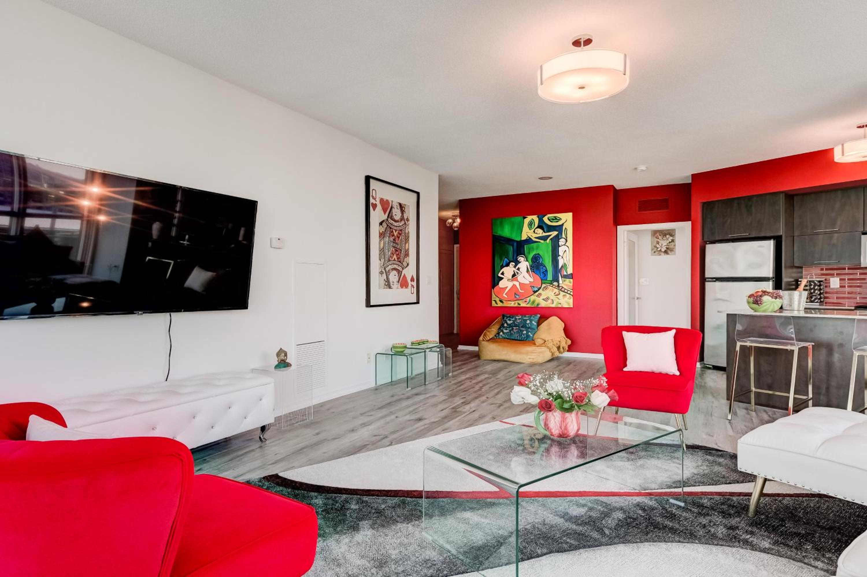 Spacious LUX 2BD Downtown Toronto with Parking!