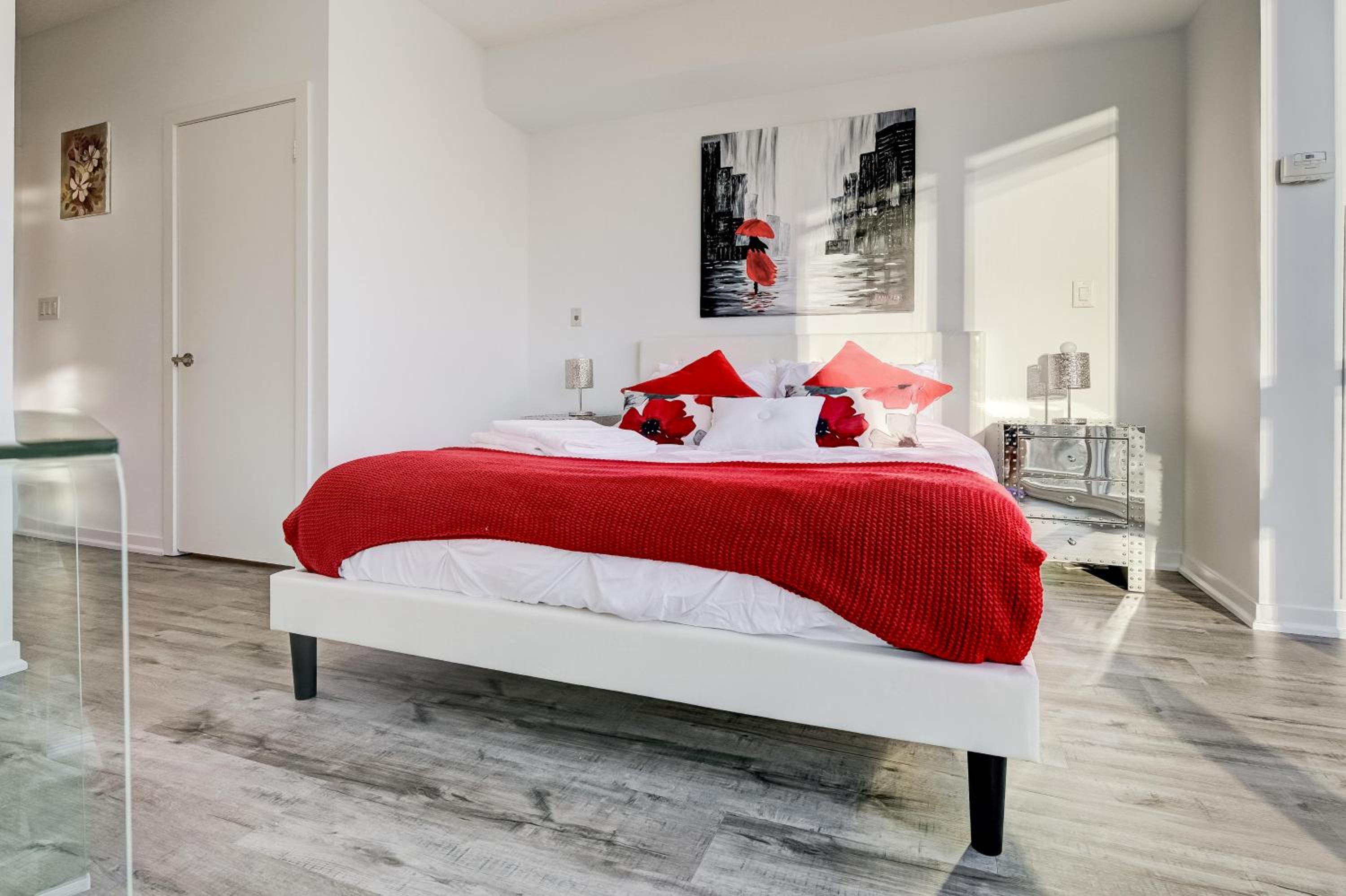 Spacious LUX 2BD Downtown Toronto with Parking!