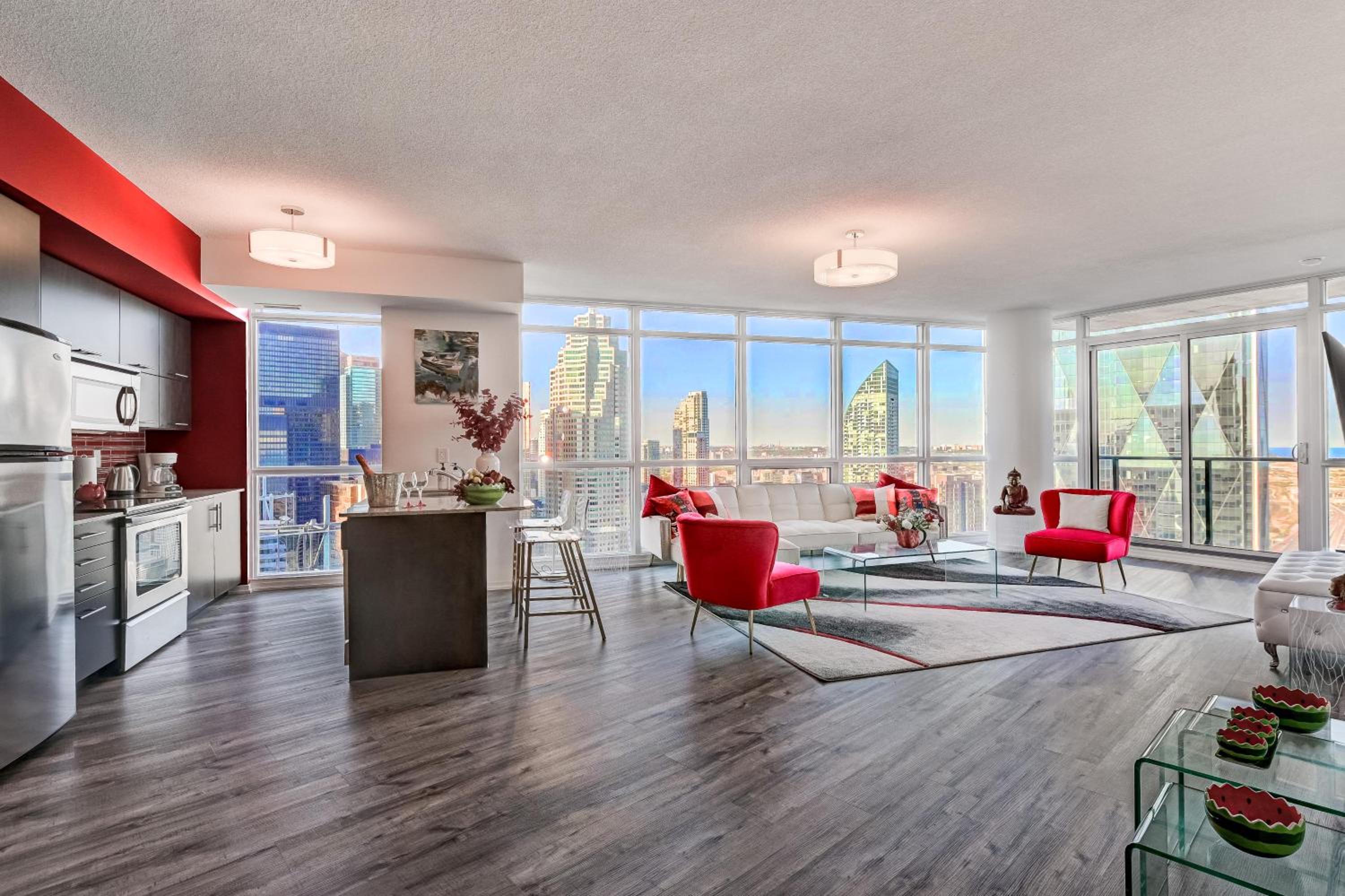 Spacious LUX 2BD Downtown Toronto with Parking!