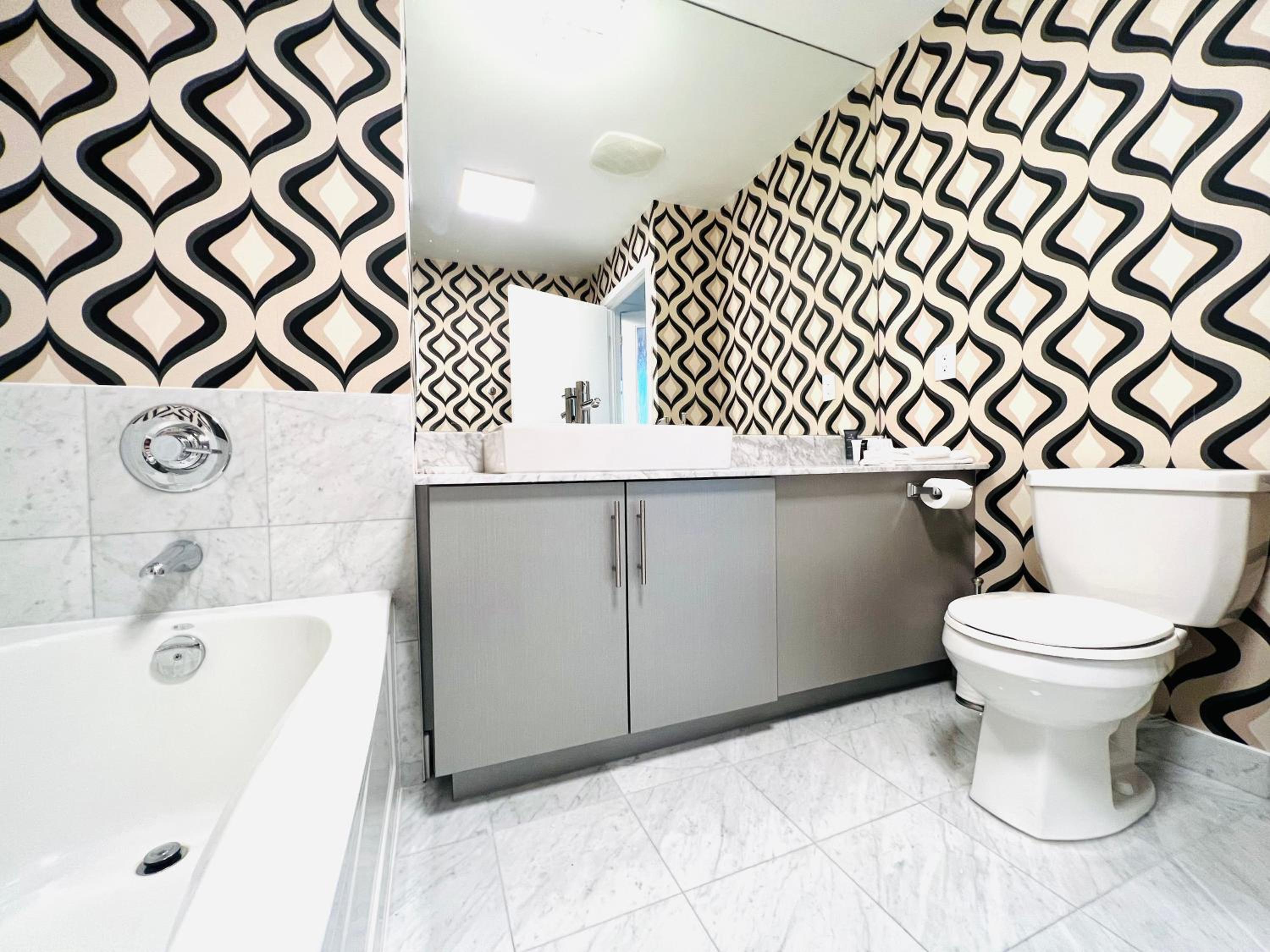 Spacious LUX 2BD Downtown Toronto with Parking!