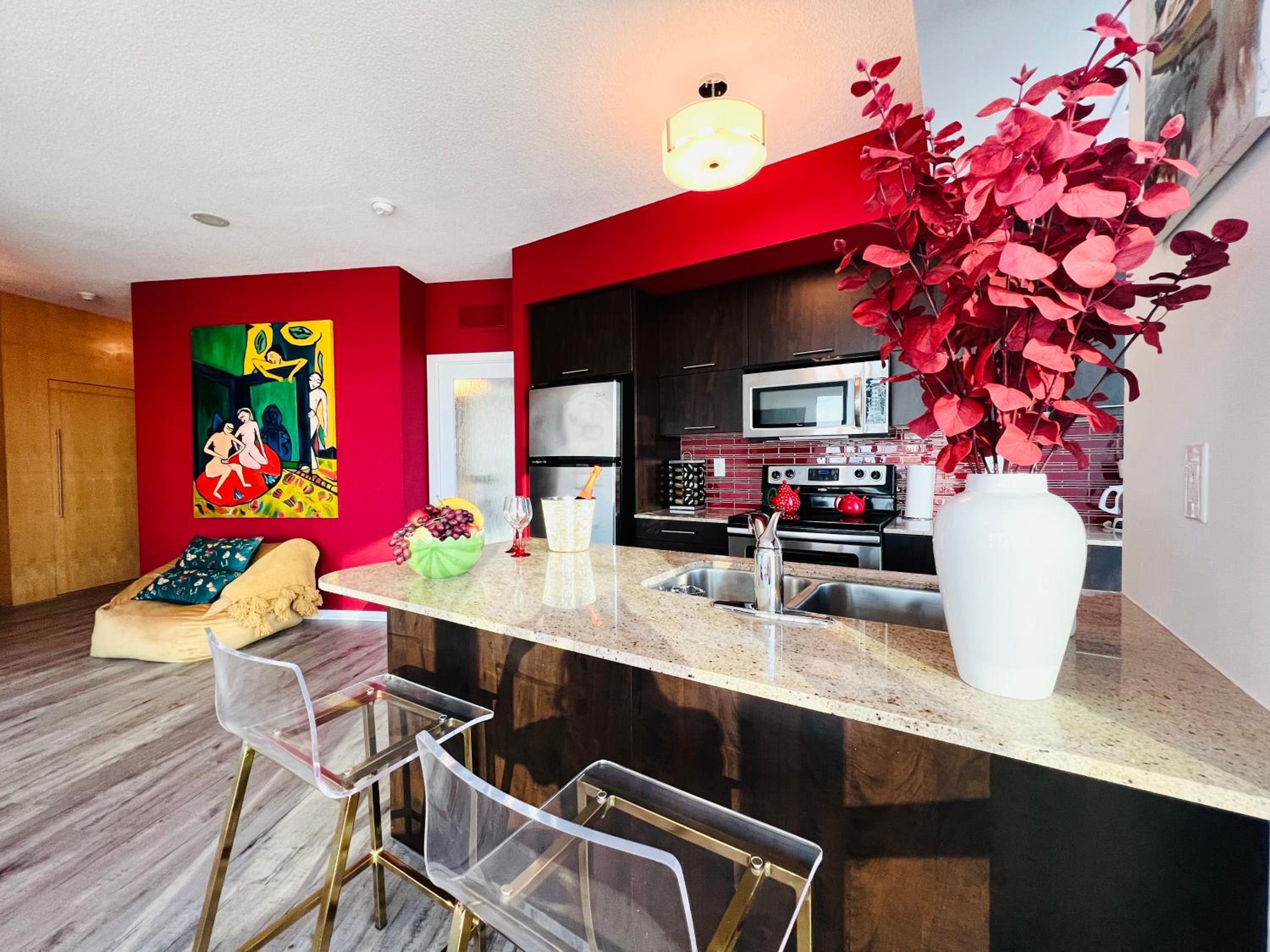Spacious LUX 2BD Downtown Toronto with Parking!