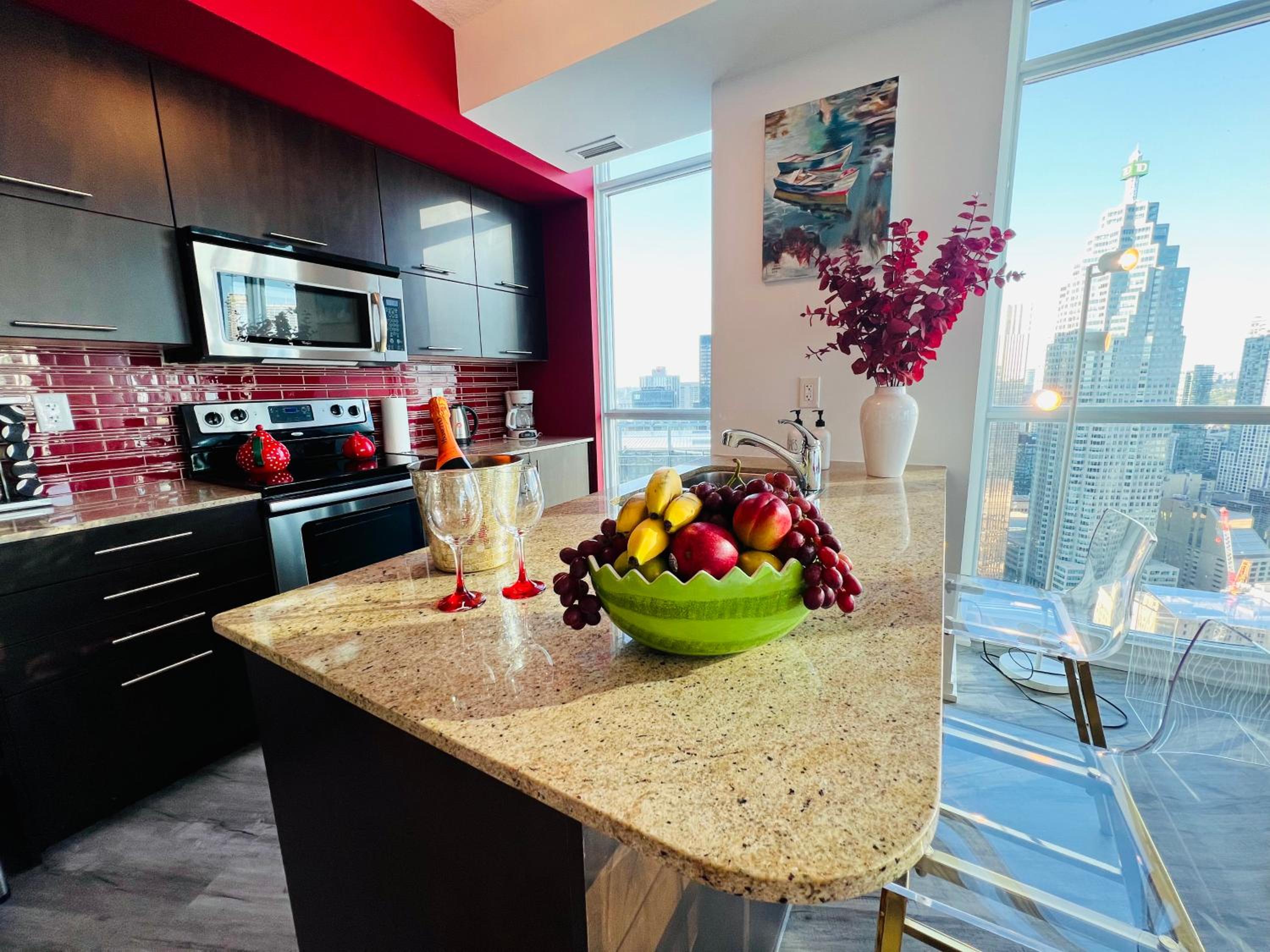 Spacious LUX 2BD Downtown Toronto with Parking!