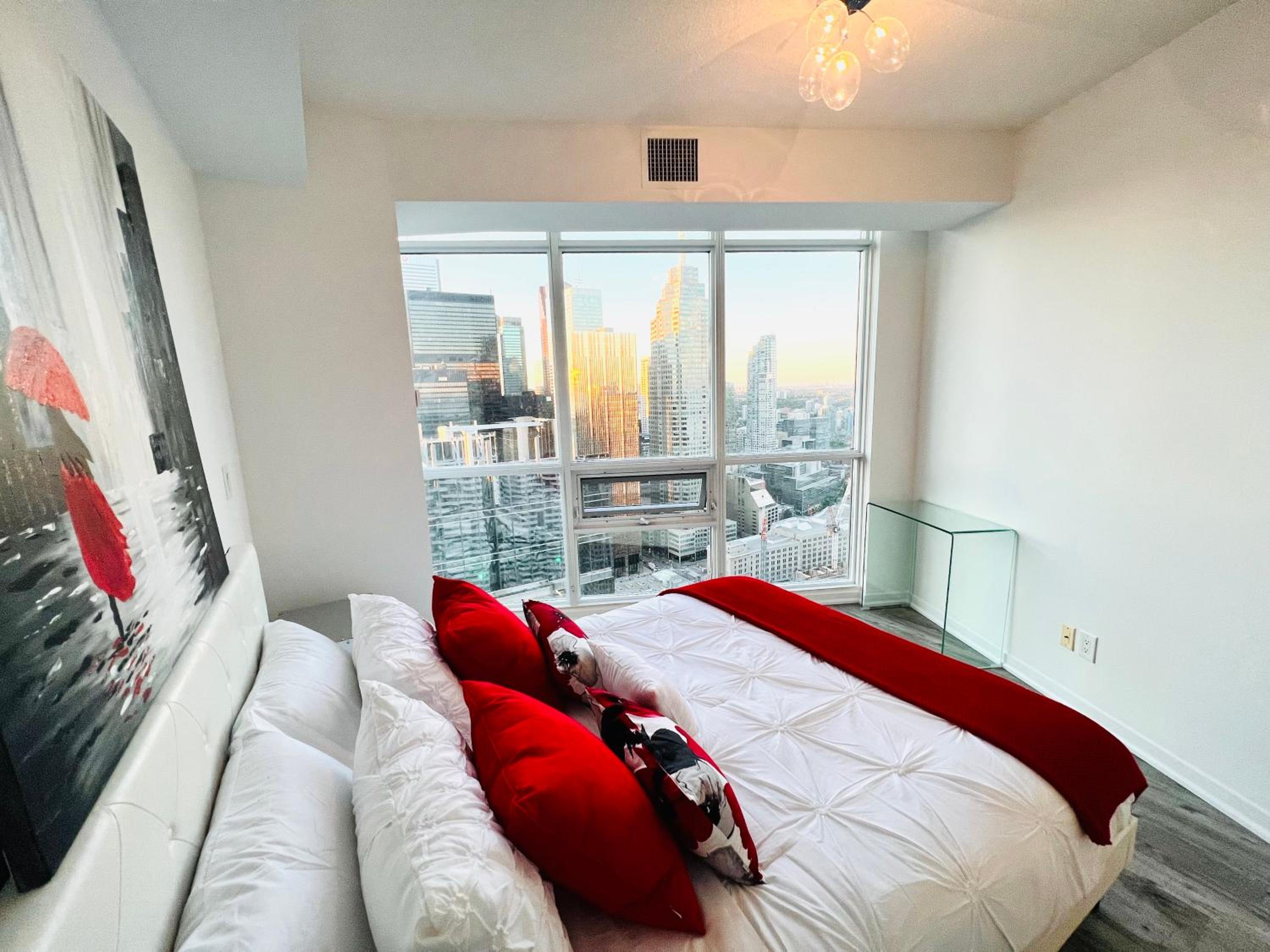 Spacious LUX 2BD Downtown Toronto with Parking!