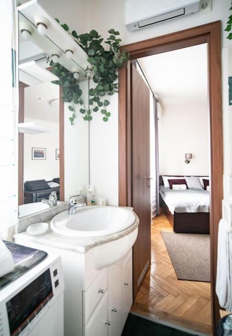 BumbleBee Apartment with AC
