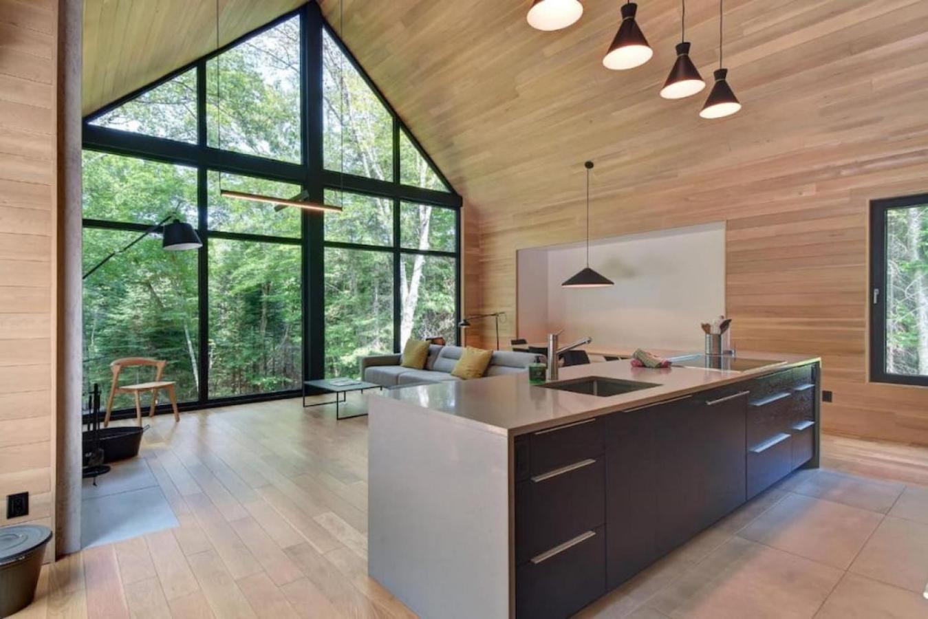 1 Impasse du Cardinal - Lac Superior Chalet w Spa Sauna & Games Room