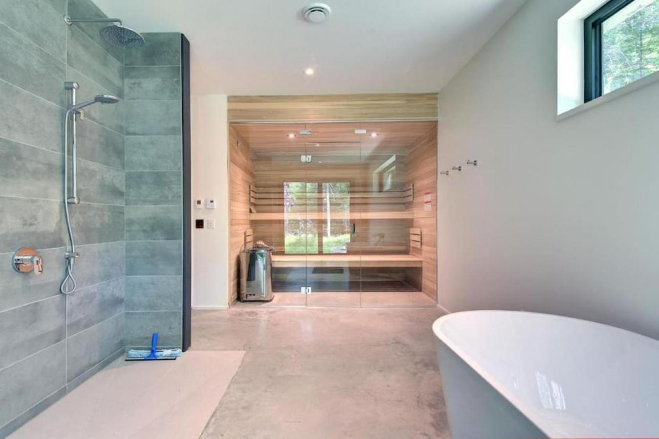1 Impasse du Cardinal - Lac Superior Chalet w Spa Sauna & Games Room