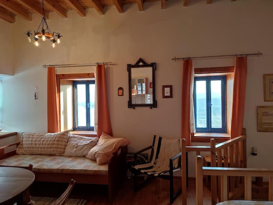 Omorfo House