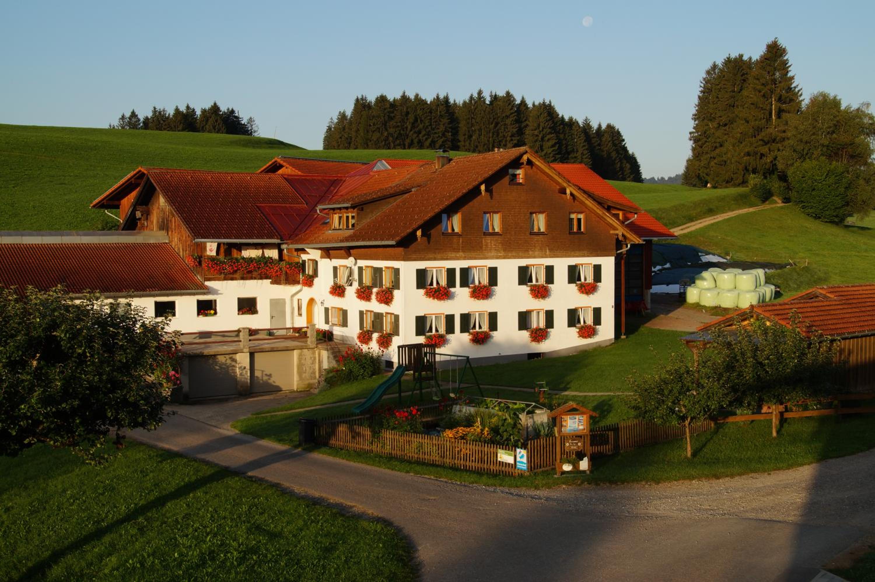 Ferienhof Eger - entspannter Urlaub mit Baby & Kleinkind - wahlweise top modern oder günstige Fewos - ruhig am Ende der Straße - Kälbchen füttern - Traktor