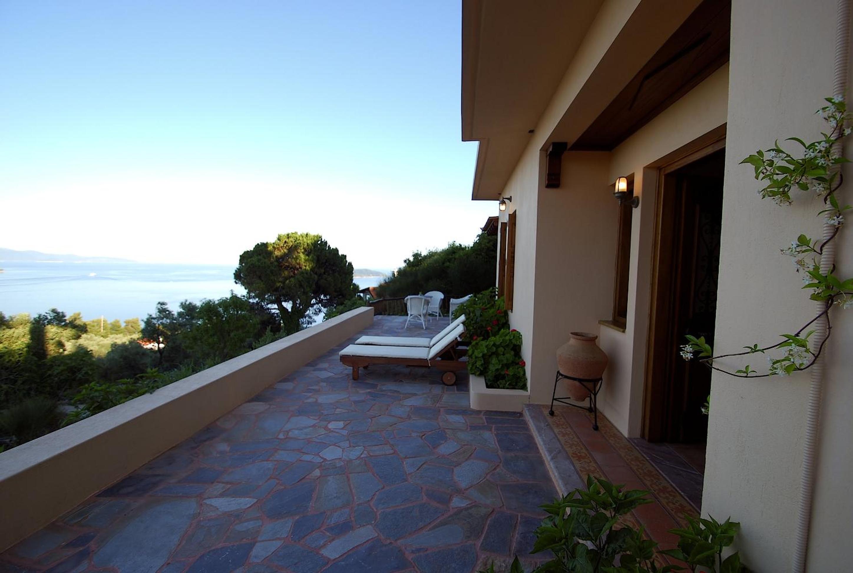 Leni Villa