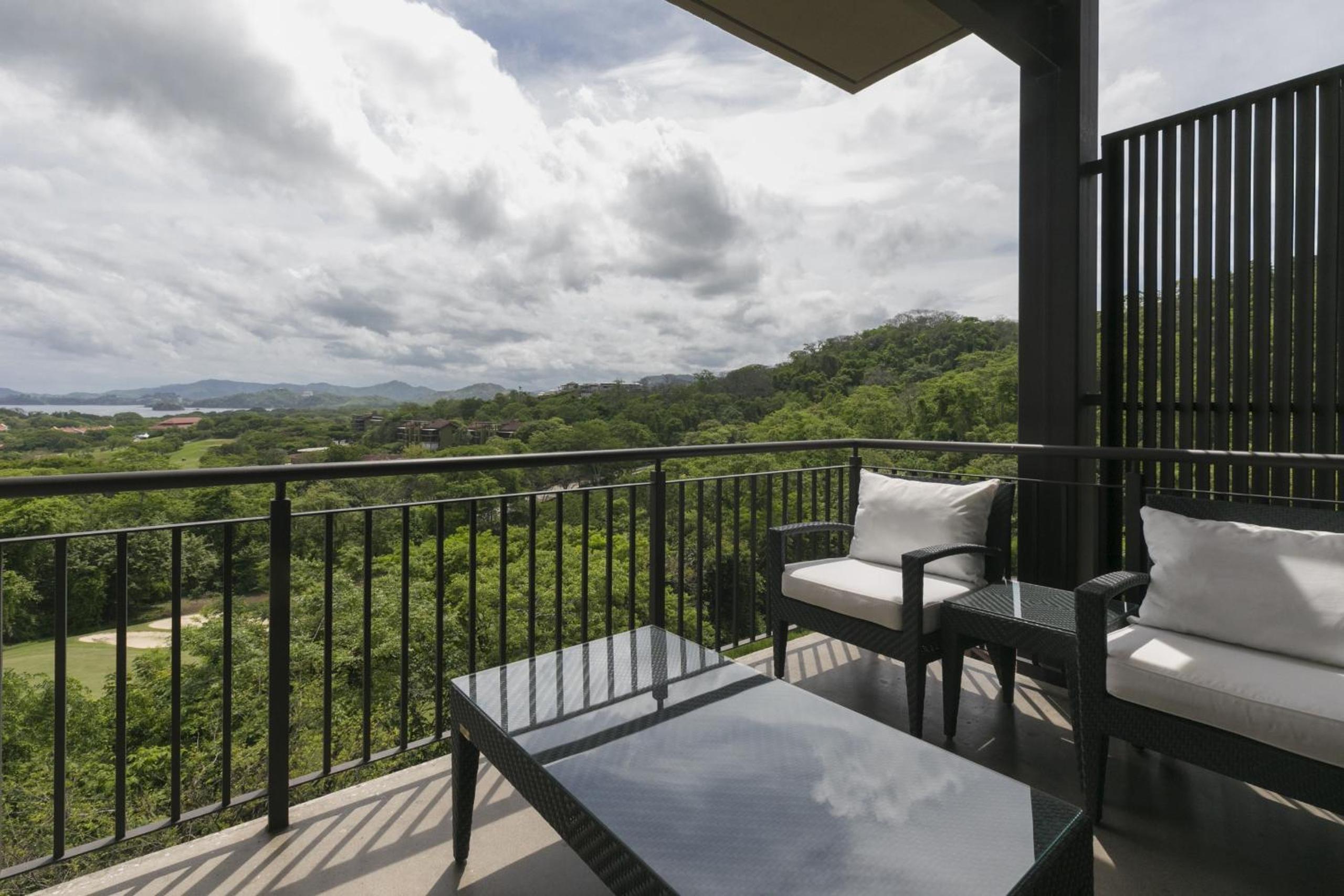 Cozy 1BR Condo with Partial Ocean View - Roble Sabana - Reserva Conchall