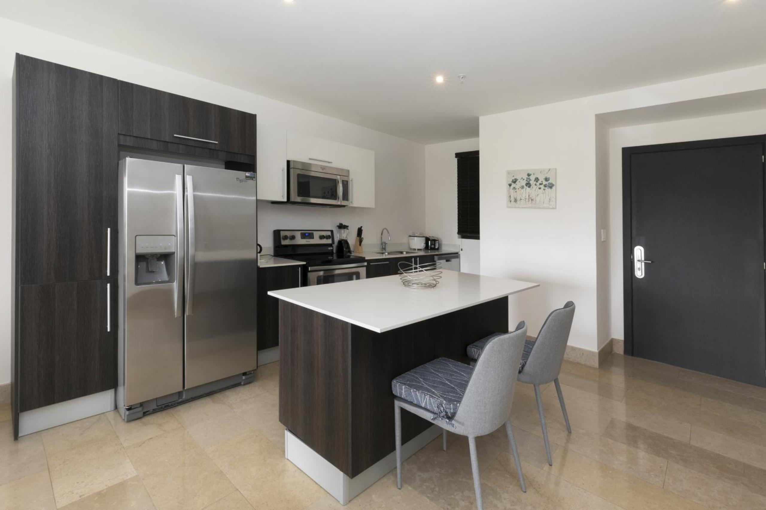 Cozy 1BR Condo with Partial Ocean View - Roble Sabana - Reserva Conchall