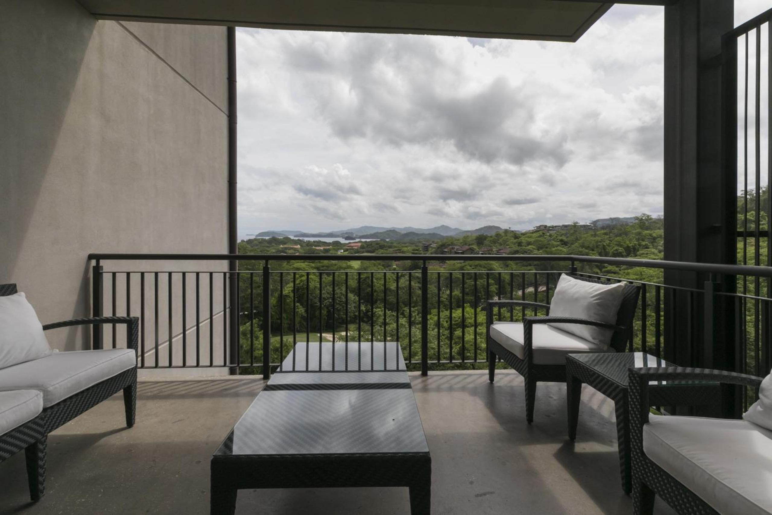 Cozy 1BR Condo with Partial Ocean View - Roble Sabana - Reserva Conchall