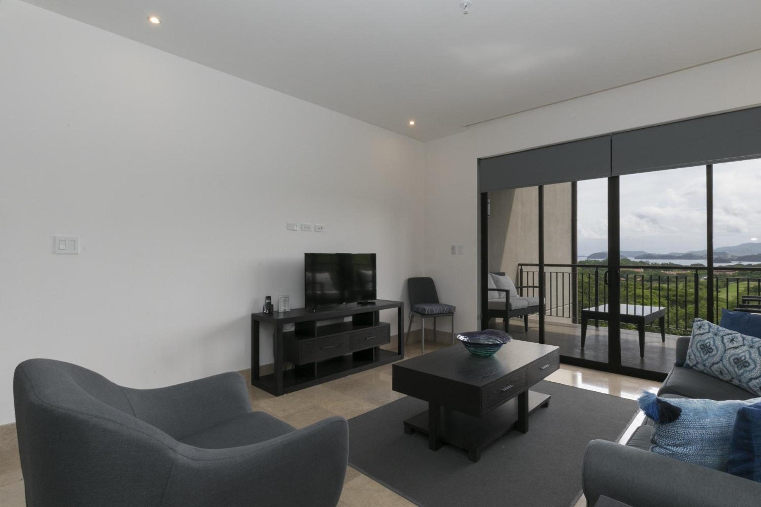 Cozy 1BR Condo with Partial Ocean View - Roble Sabana - Reserva Conchall