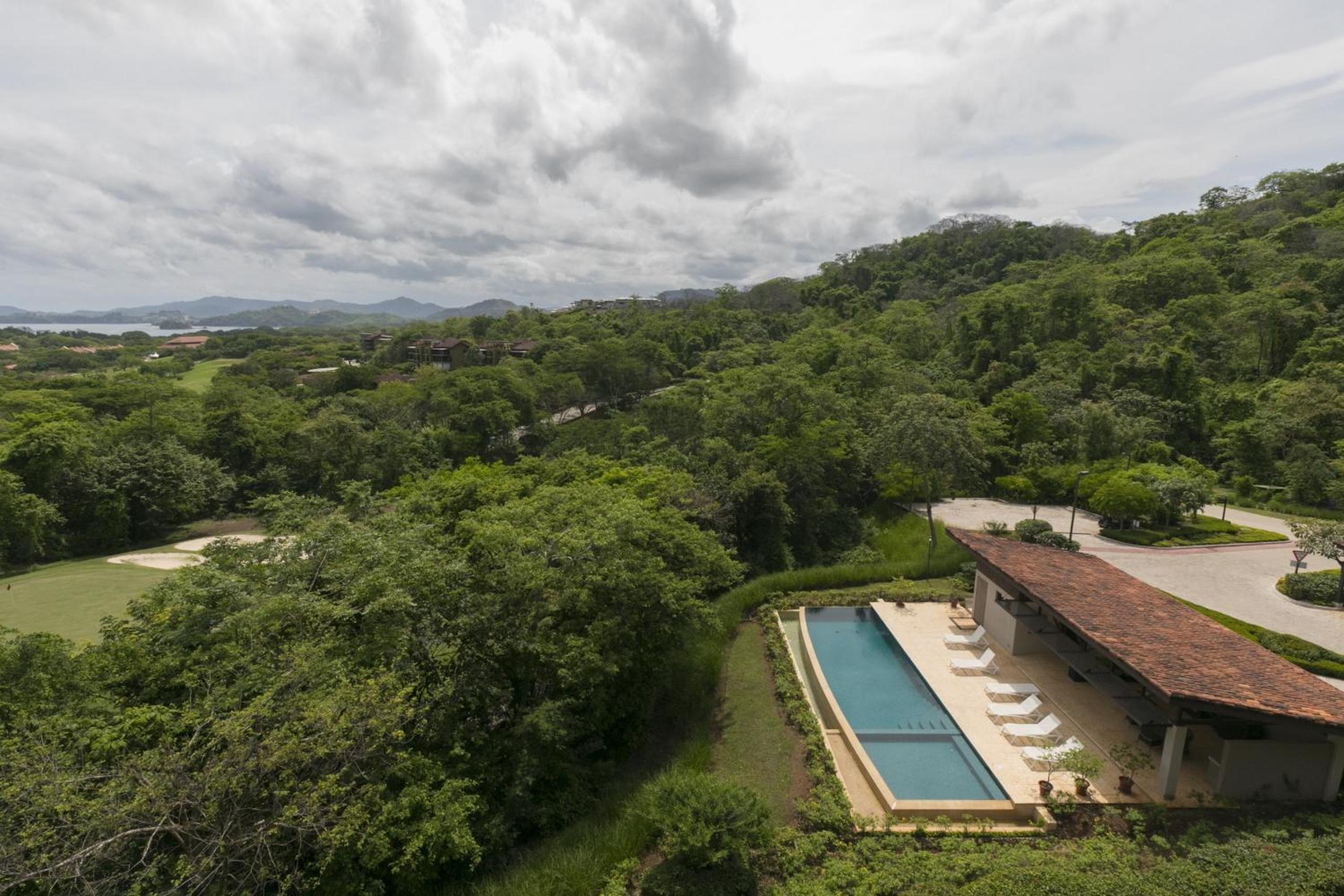 Cozy 1BR Condo with Partial Ocean View - Roble Sabana - Reserva Conchall