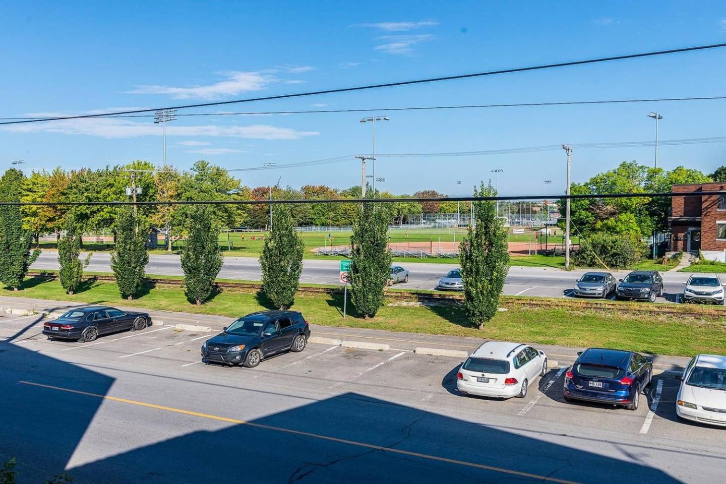 Comfortable 2-BEDROOM APARTMENT - Free and plentiful PARKING - 10 minutes to AIRPORT and 15 minutes to DOWNTOWN Montreal - Near Popular Waterfront Restaura