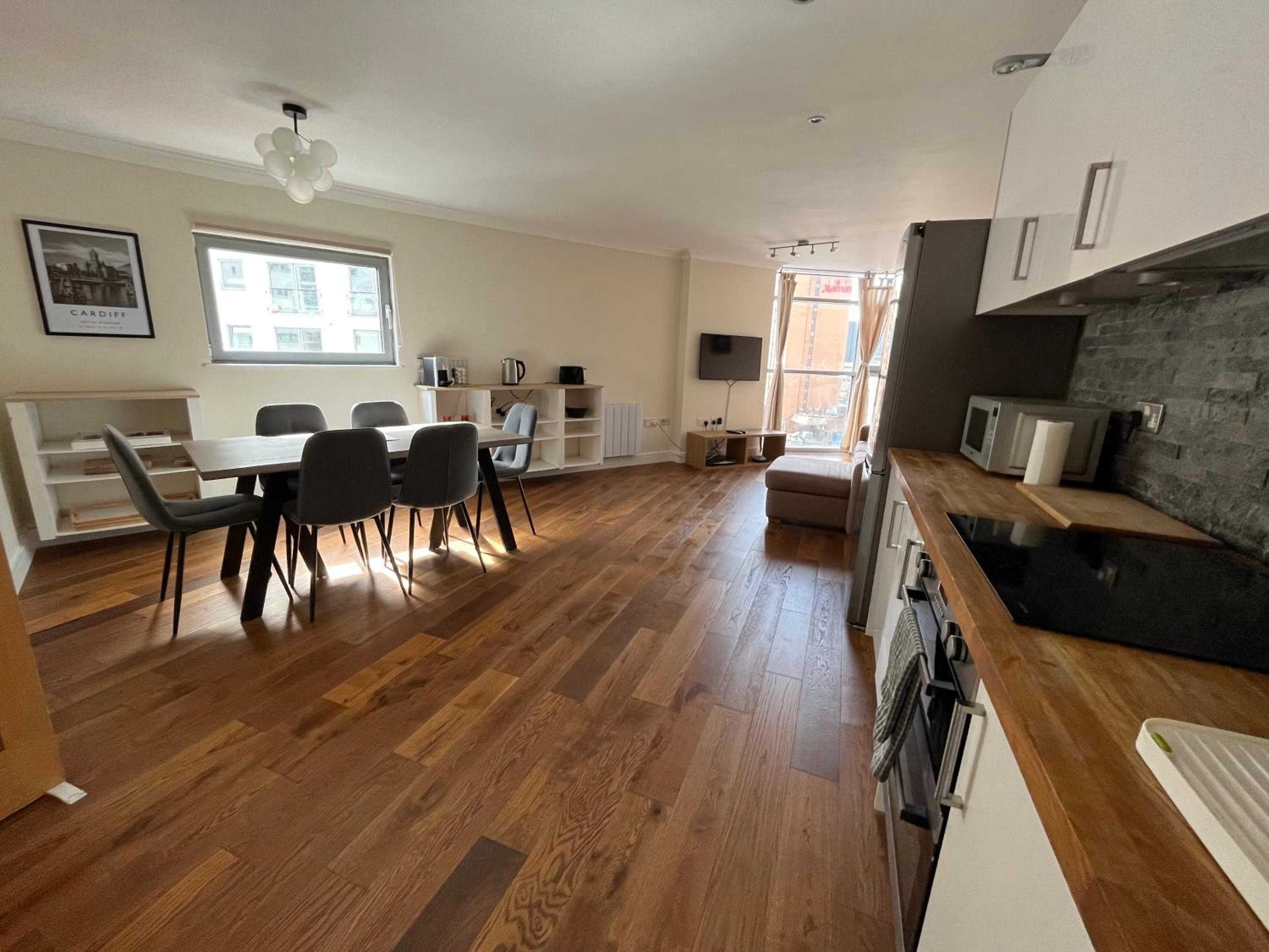 Ultra-Luxury City centre 2 bed apartment, with FREE parking