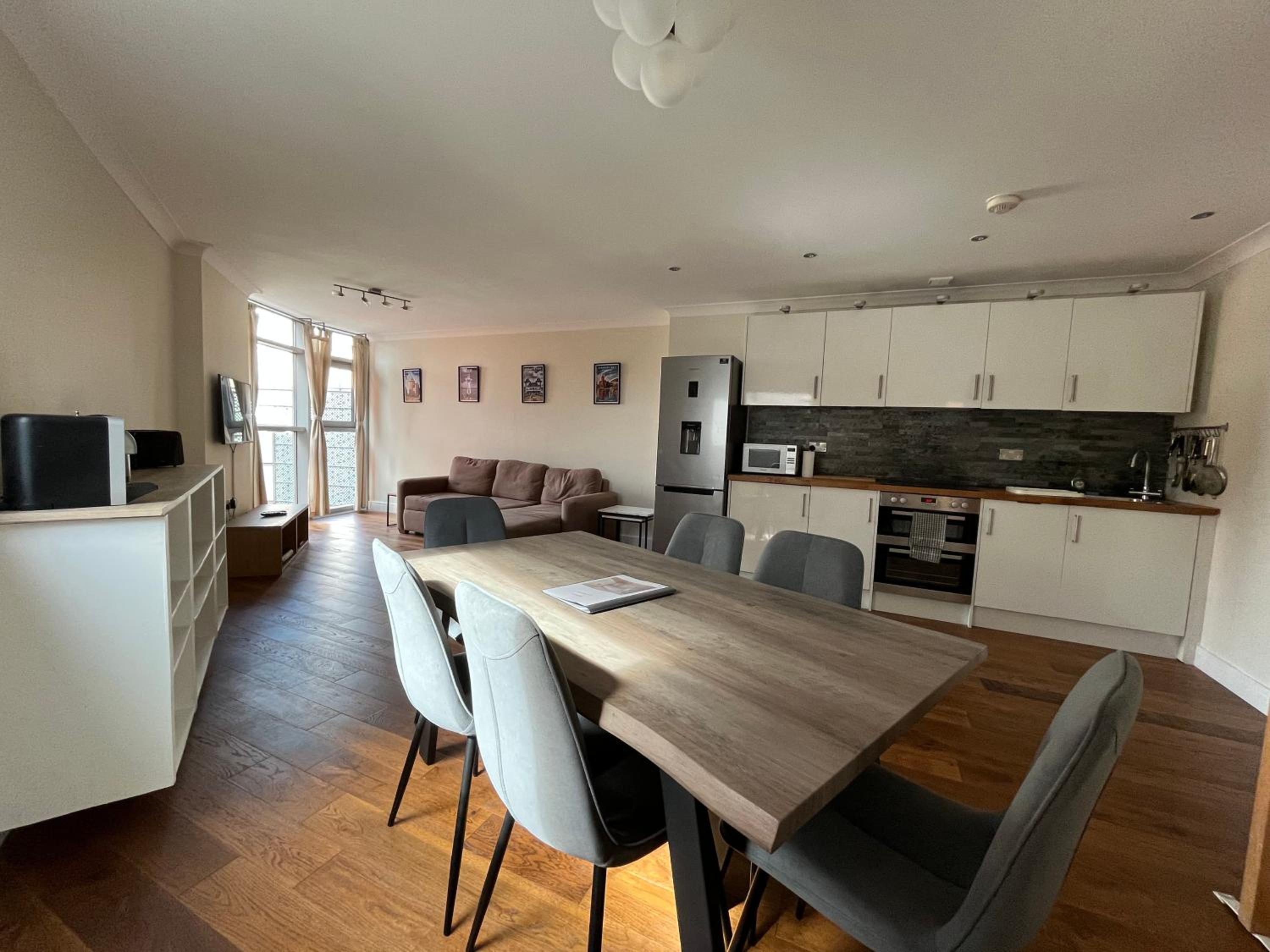Ultra-Luxury City centre 2 bed apartment, with FREE parking