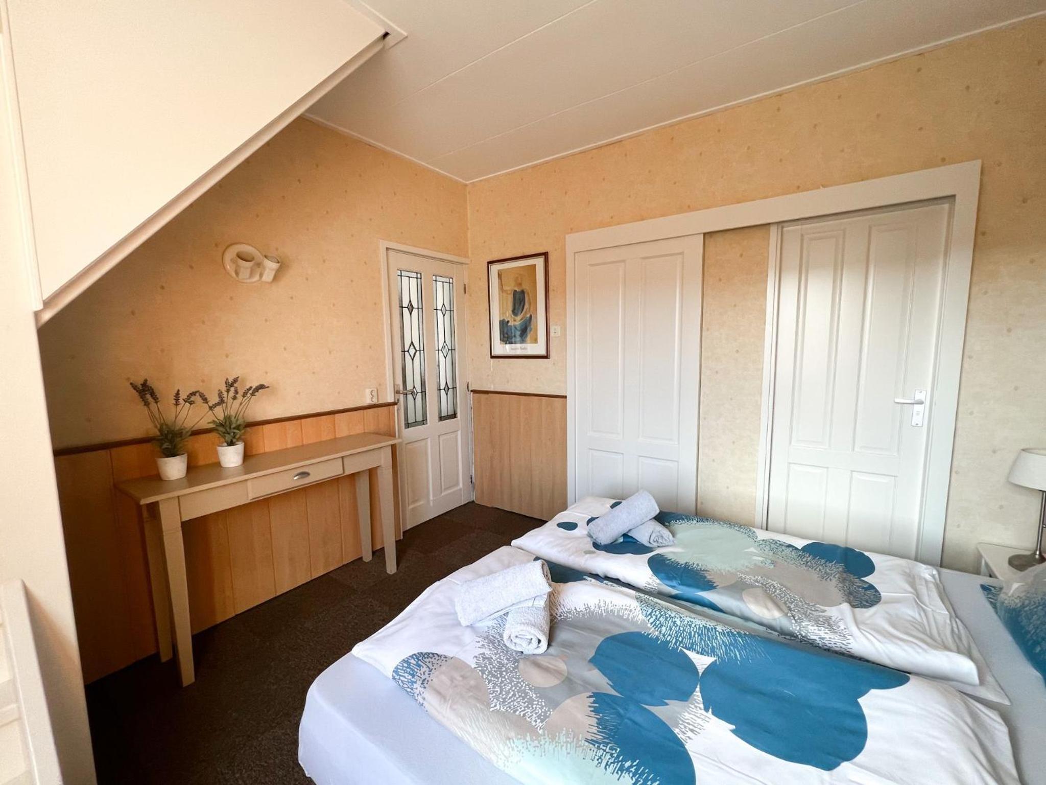 Ruime Vakantiewoning met Dakterras, 150m van Strand in Egmond aan Zee view 5