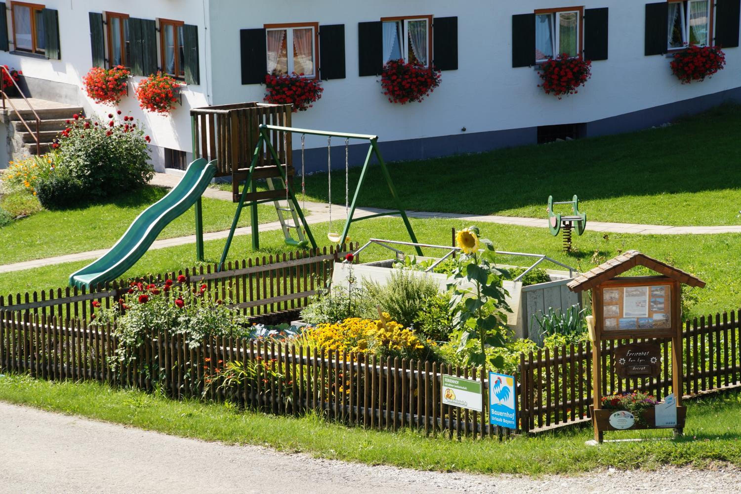 Ferienhof Eger - entspannter Urlaub mit Baby & Kleinkind - wahlweise top modern oder günstige Fewos - ruhig am Ende der Straße - Kälbchen füttern - Traktor