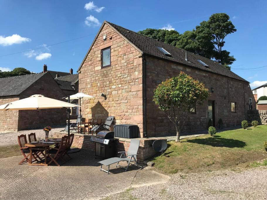 Classy 2 Bed Near Alton Towers, Polar Bears, Peak District view 3