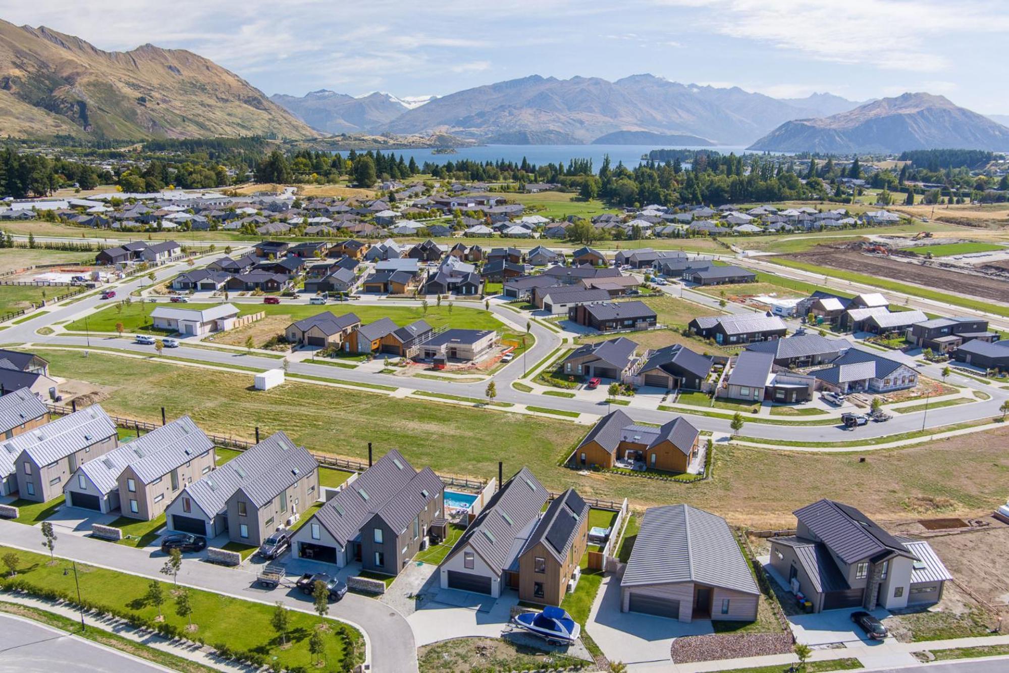 Miharo Wanaka Retreat | Spa, BBQ & Mountain Views