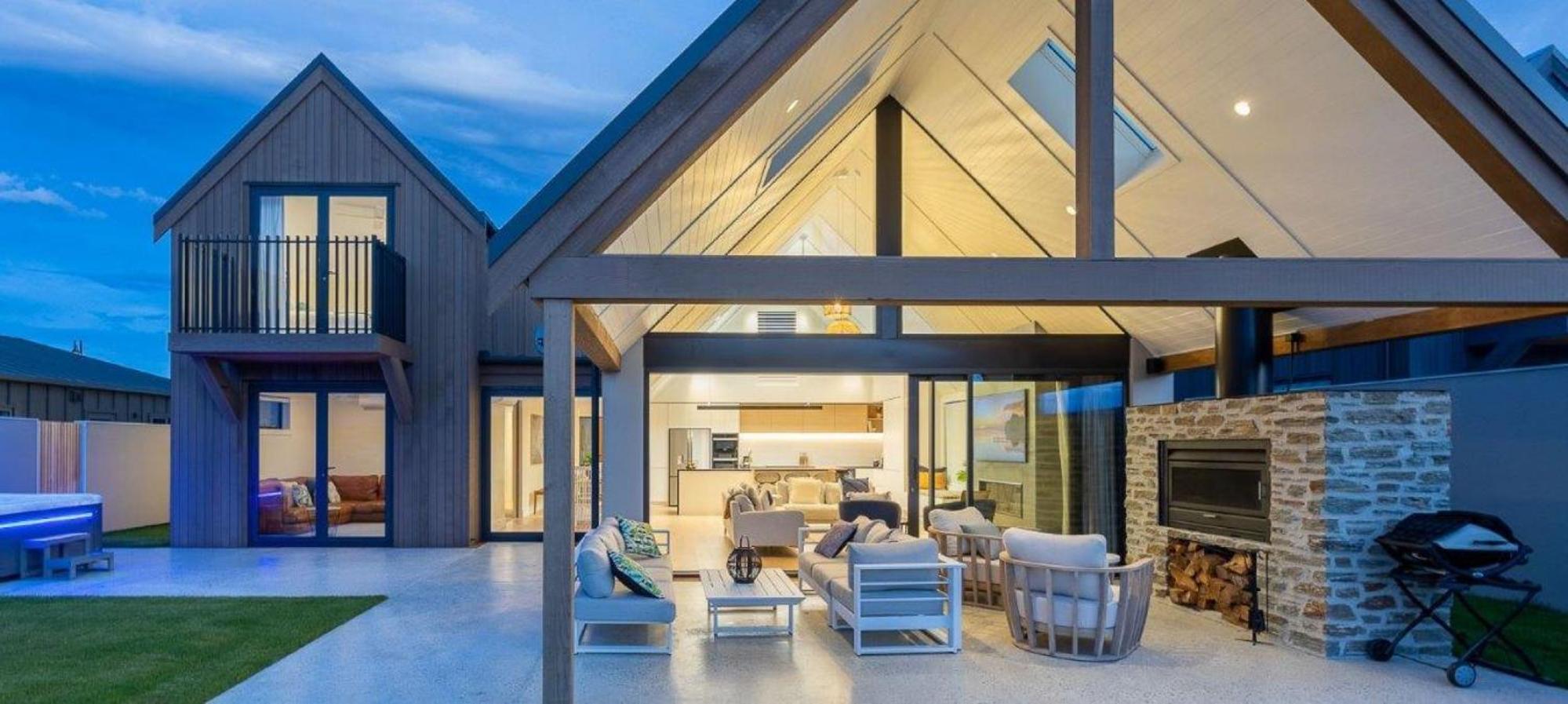 Miharo Wanaka Retreat | Spa, BBQ & Mountain Views