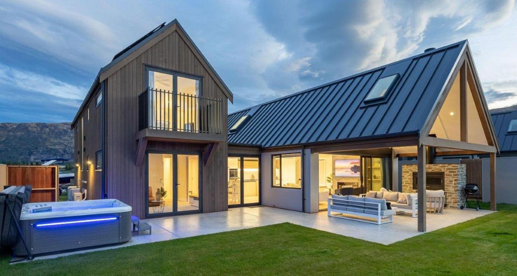 Miharo Wanaka Retreat | Spa, BBQ & Mountain Views