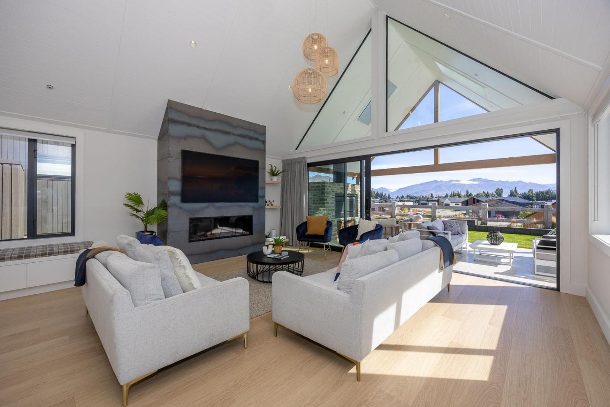 Miharo Wanaka Retreat | Spa, BBQ & Mountain Views