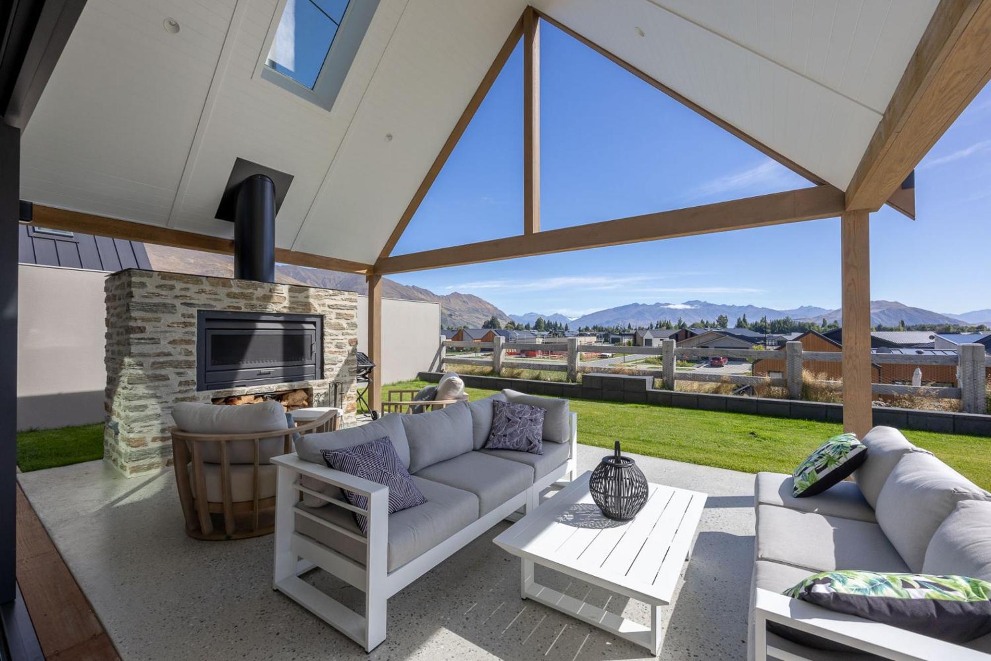 Miharo Wanaka Retreat | Spa, BBQ & Mountain Views