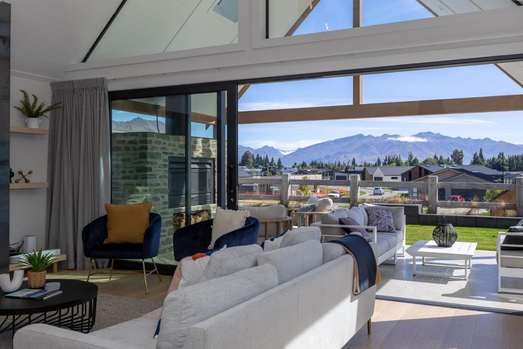 Miharo Wanaka Retreat | Spa, BBQ & Mountain Views