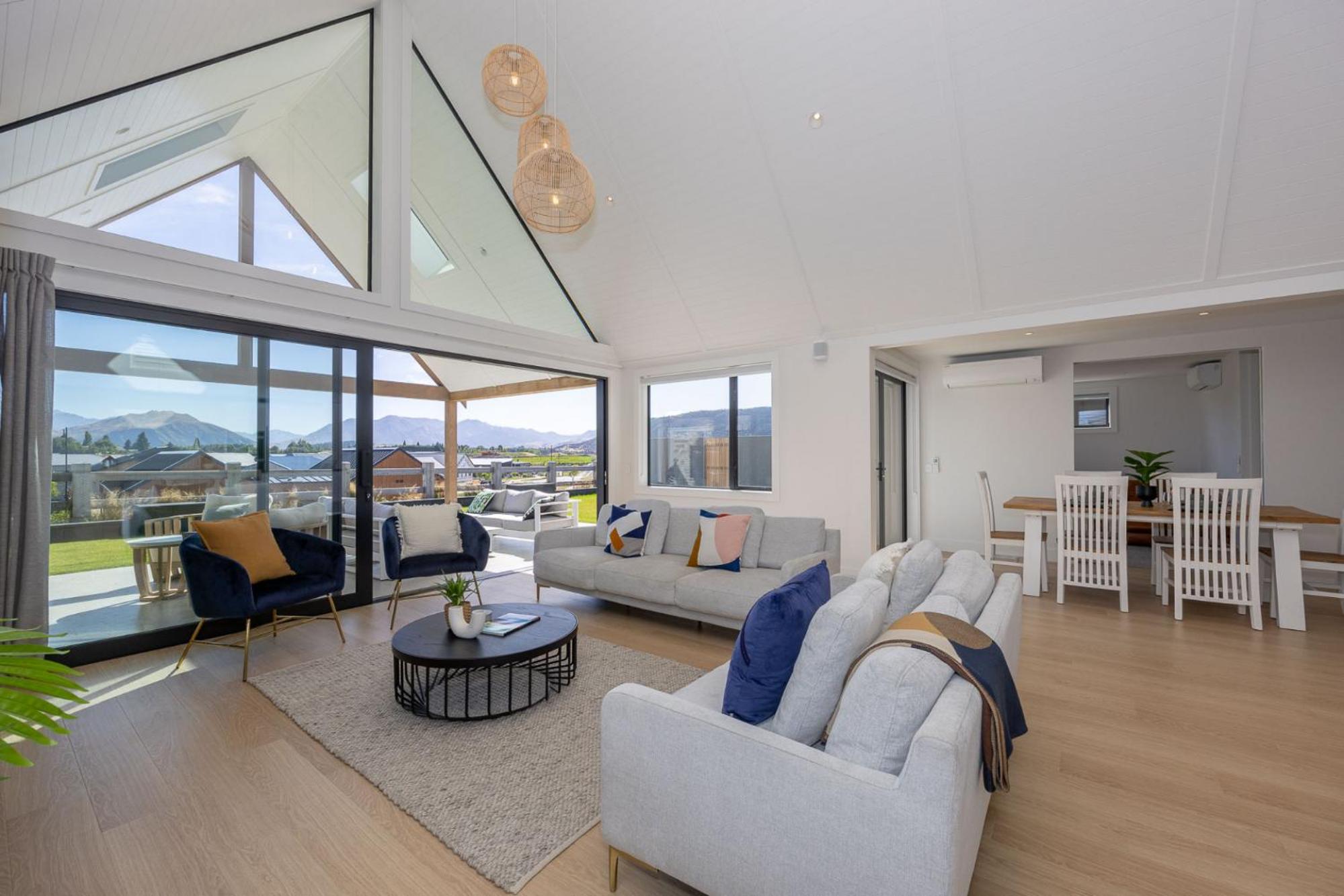 Miharo Wanaka Retreat | Spa, BBQ & Mountain Views