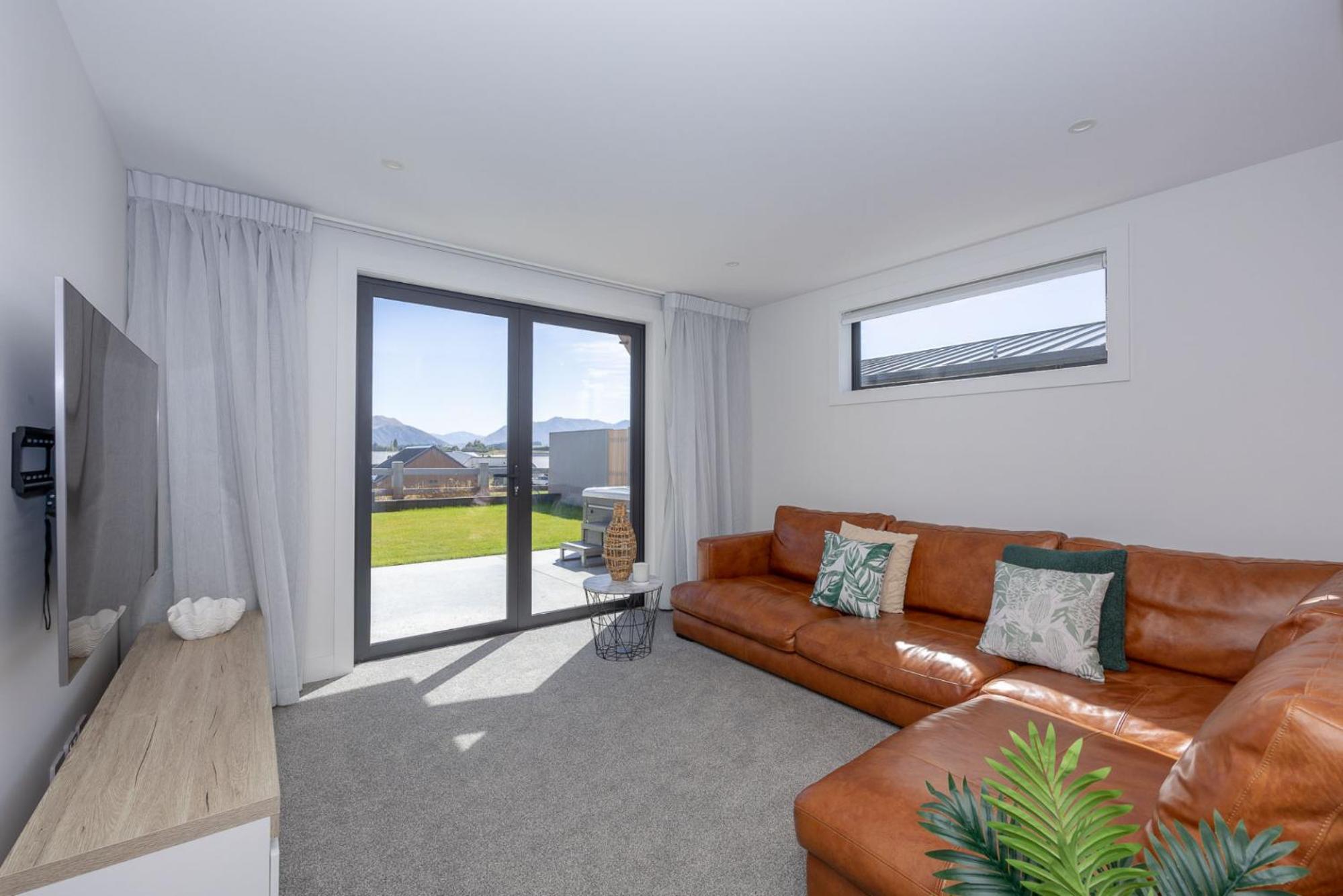 Miharo Wanaka Retreat | Spa, BBQ & Mountain Views
